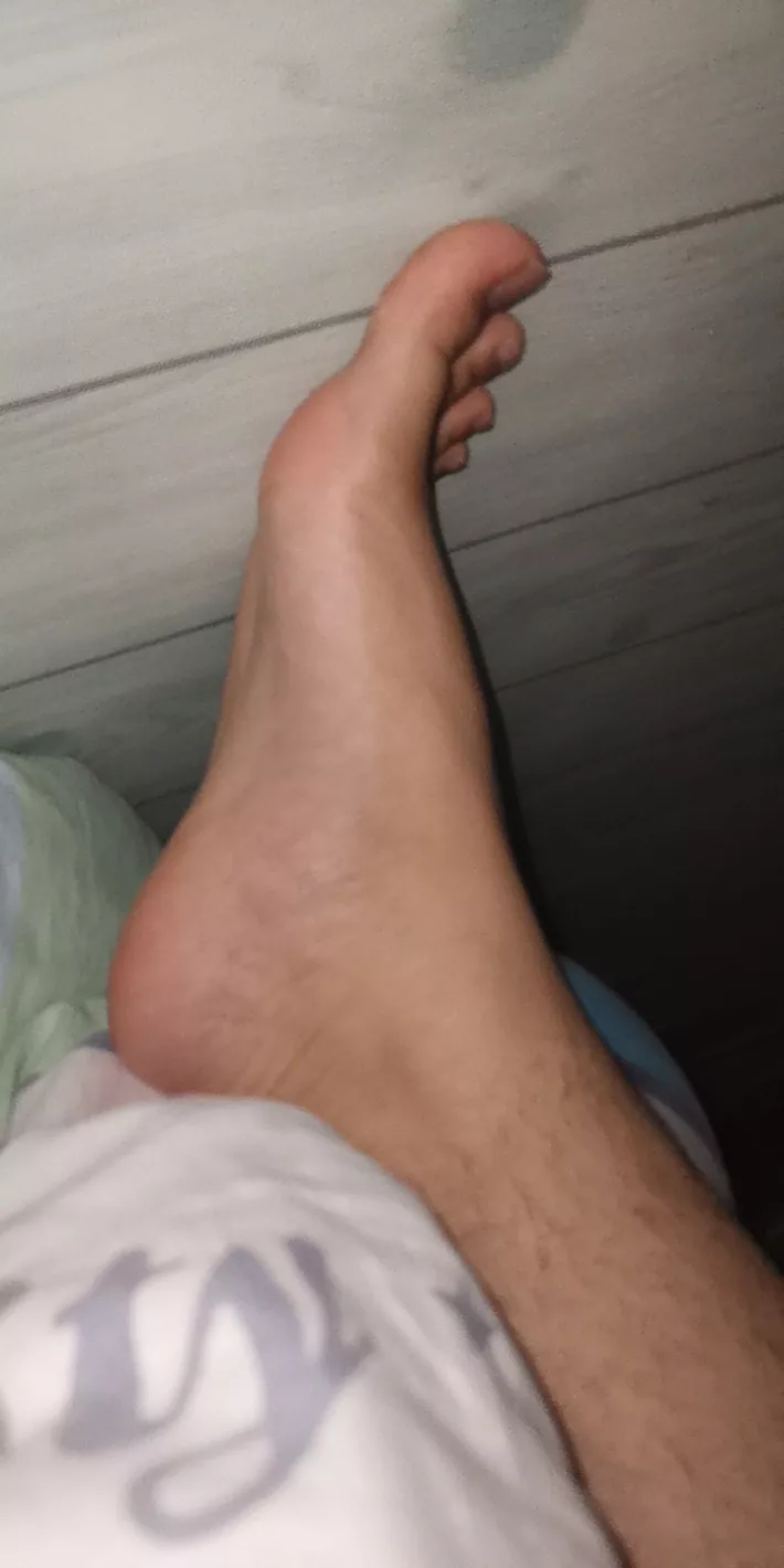 imagine ur cock rock hard and leaking precum while ur hands are holding my feet