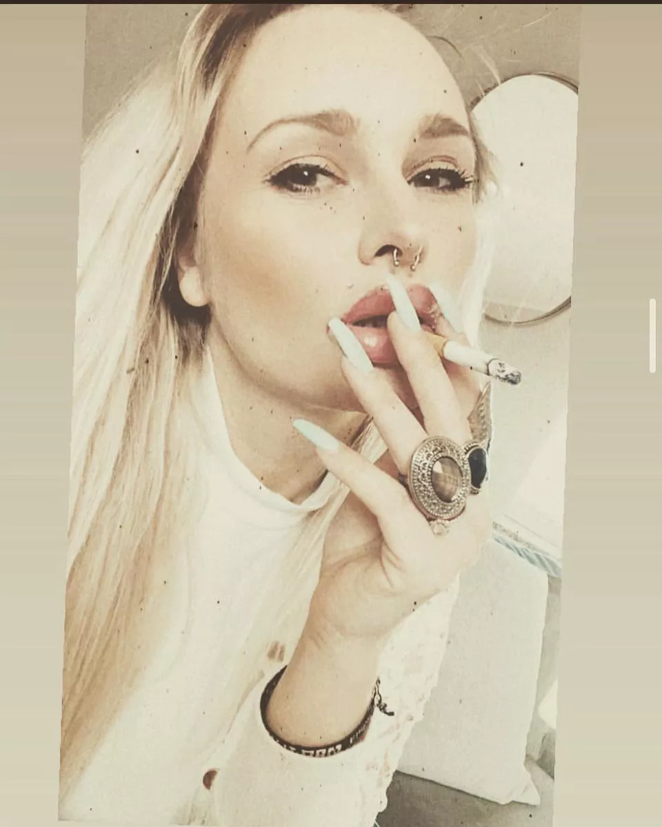 So many smoking pics and clips 😅💋💋💋🚬