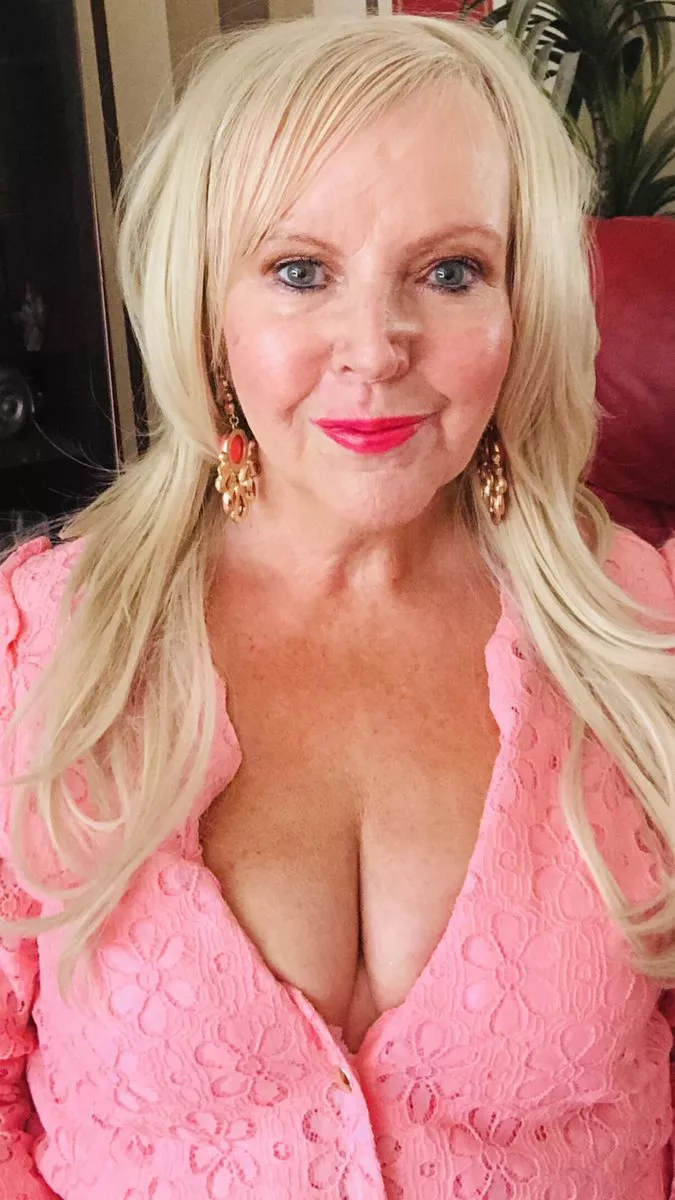 Stunningly gorgeous GILF