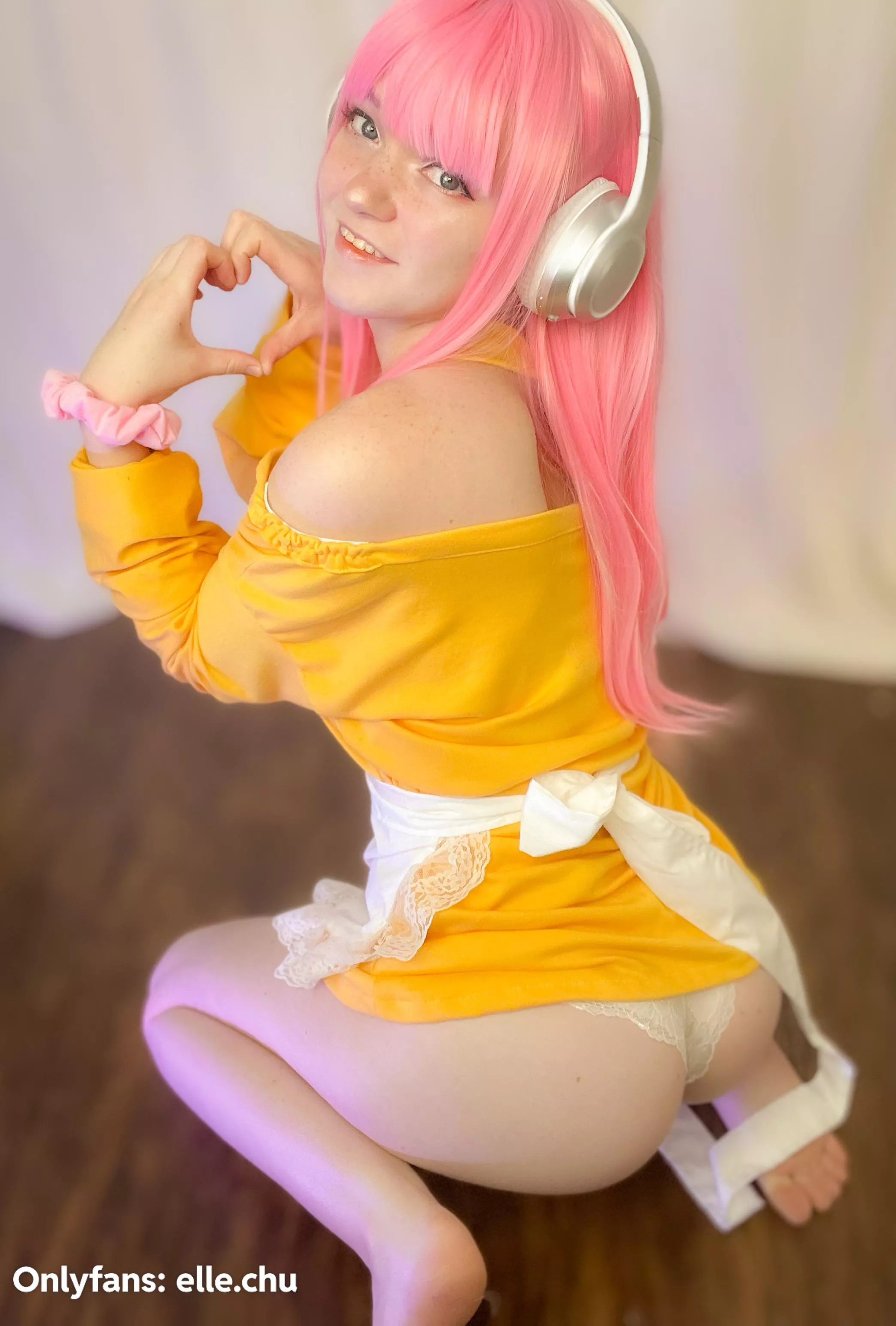 Super Sonico modeling her assets (elle.chu)