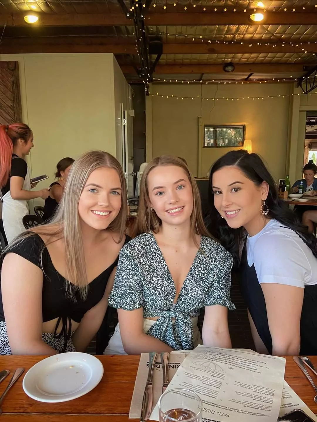 3 Besties at a cafe