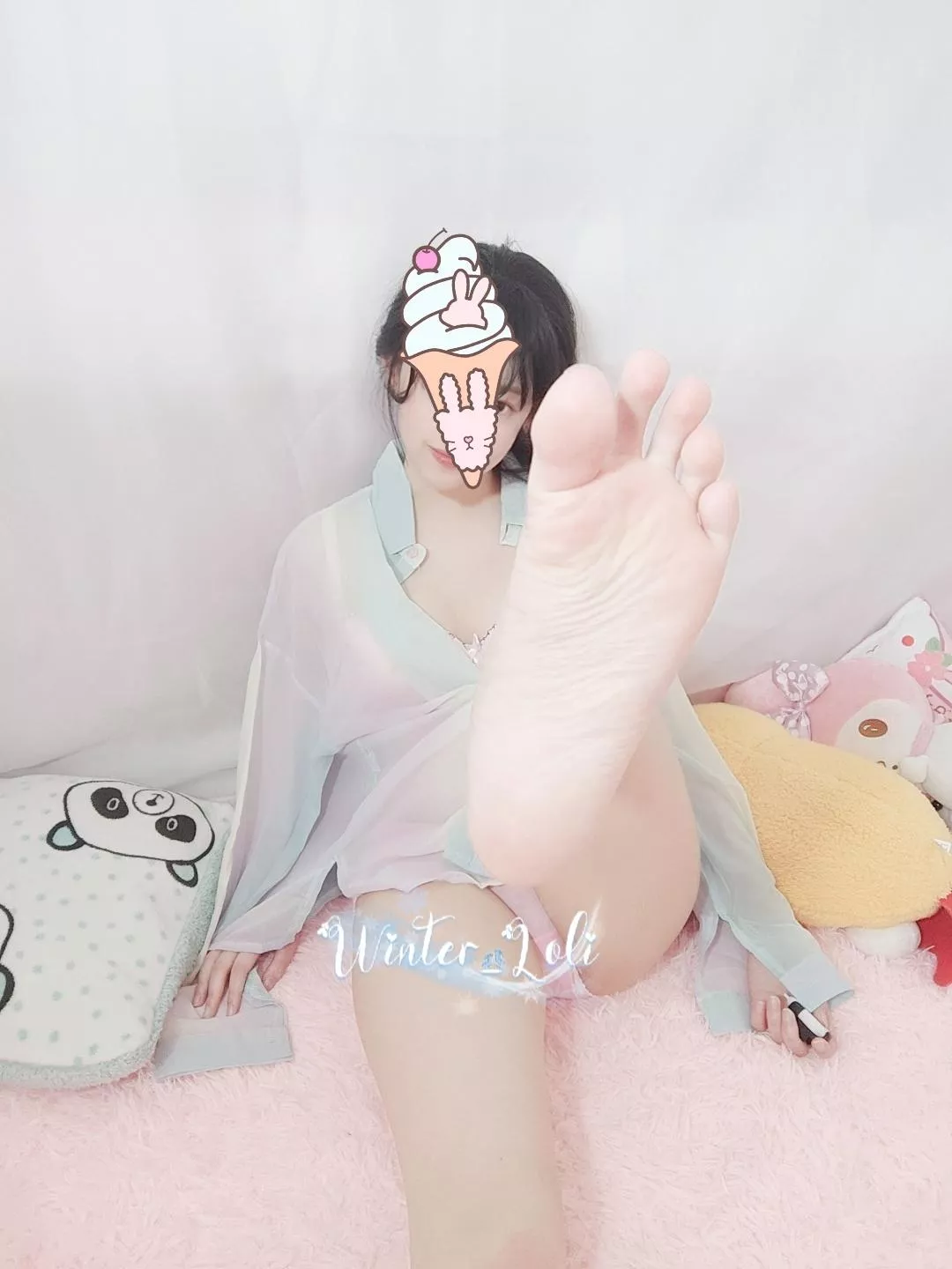 delicate cuddly asian gurl feet