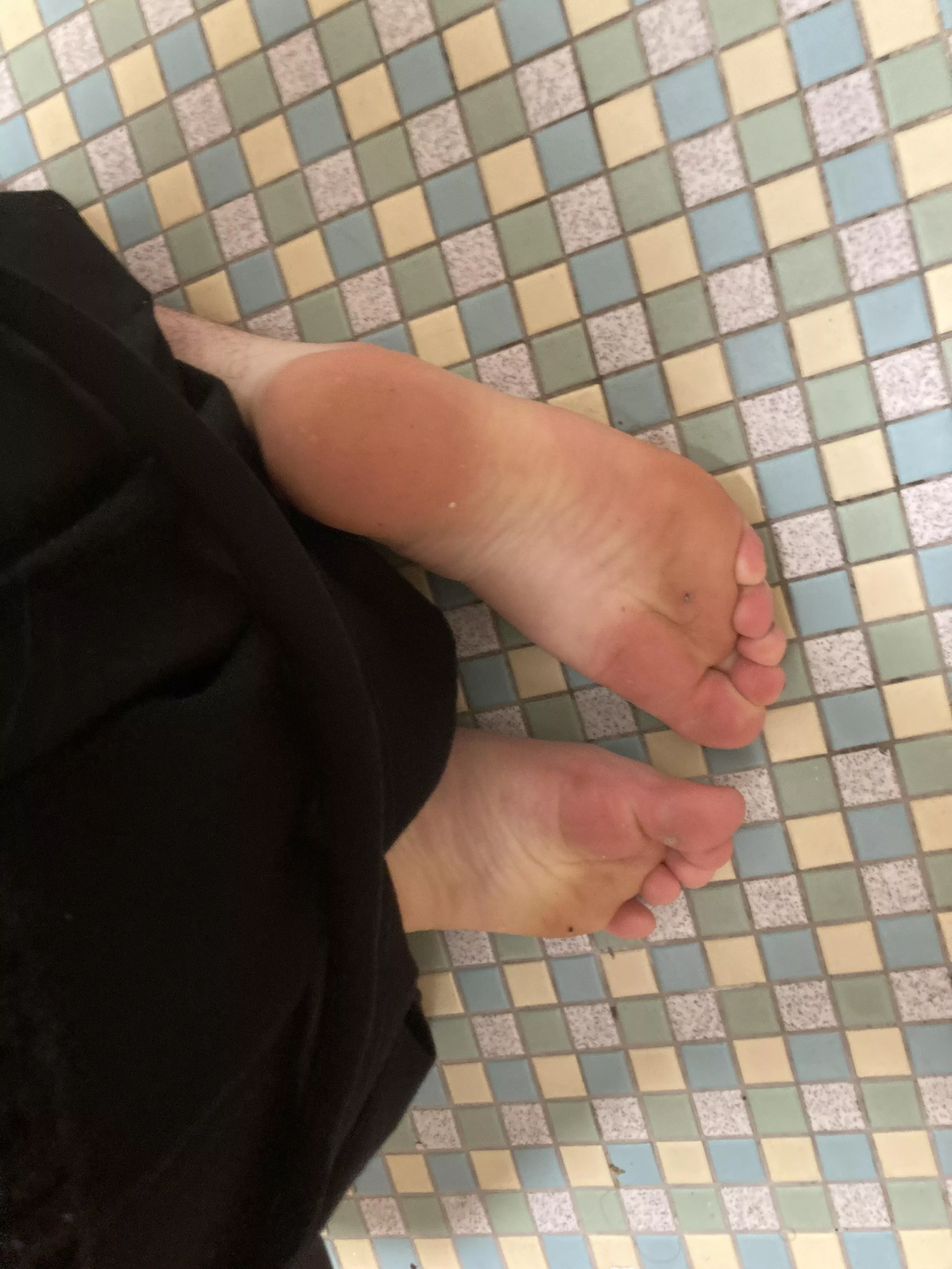 Desperate foot slut here with (hopefully) cute feet