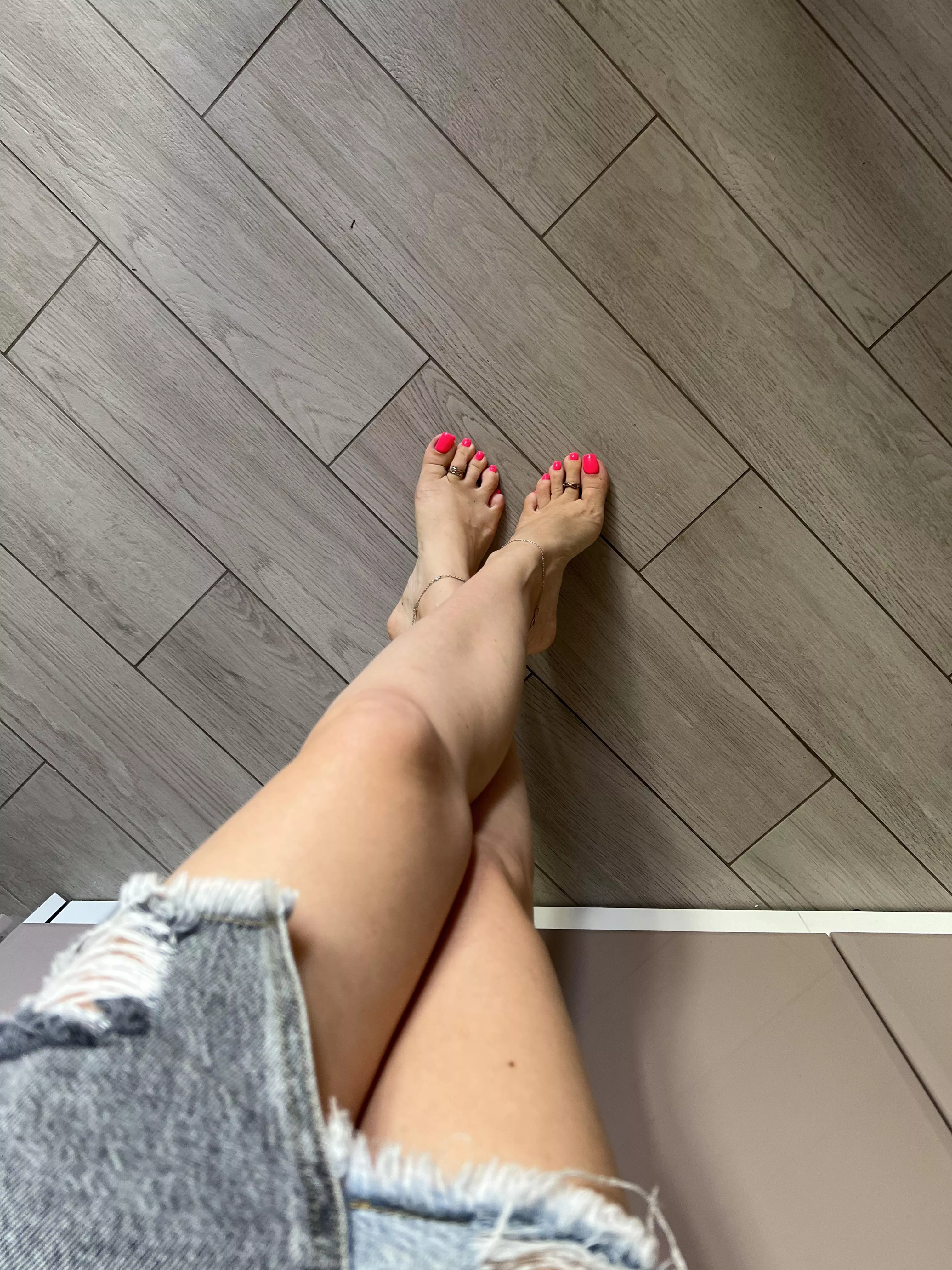 How could to be are beautiful legs without beautiful toes? 😜