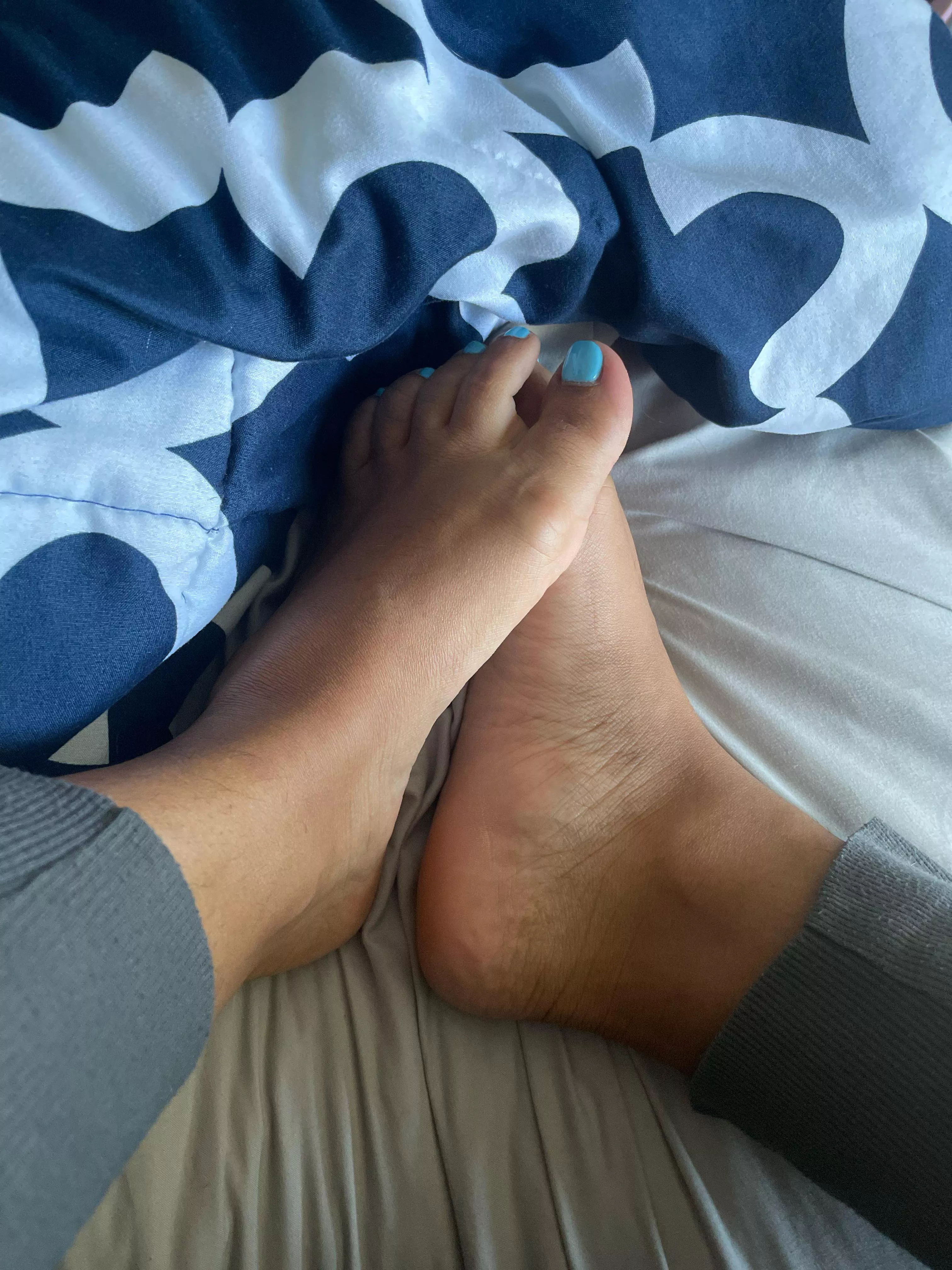 My beautiful blue toes ❤️ anyone want to see me wash them