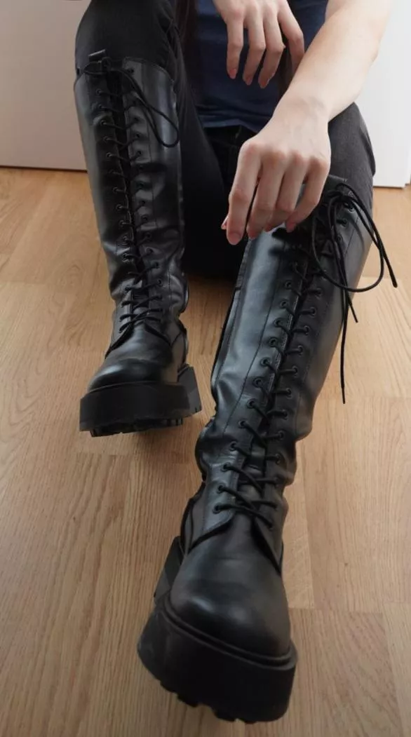 my favorite pair of boots ðŸ˜ƒ opinions on them?