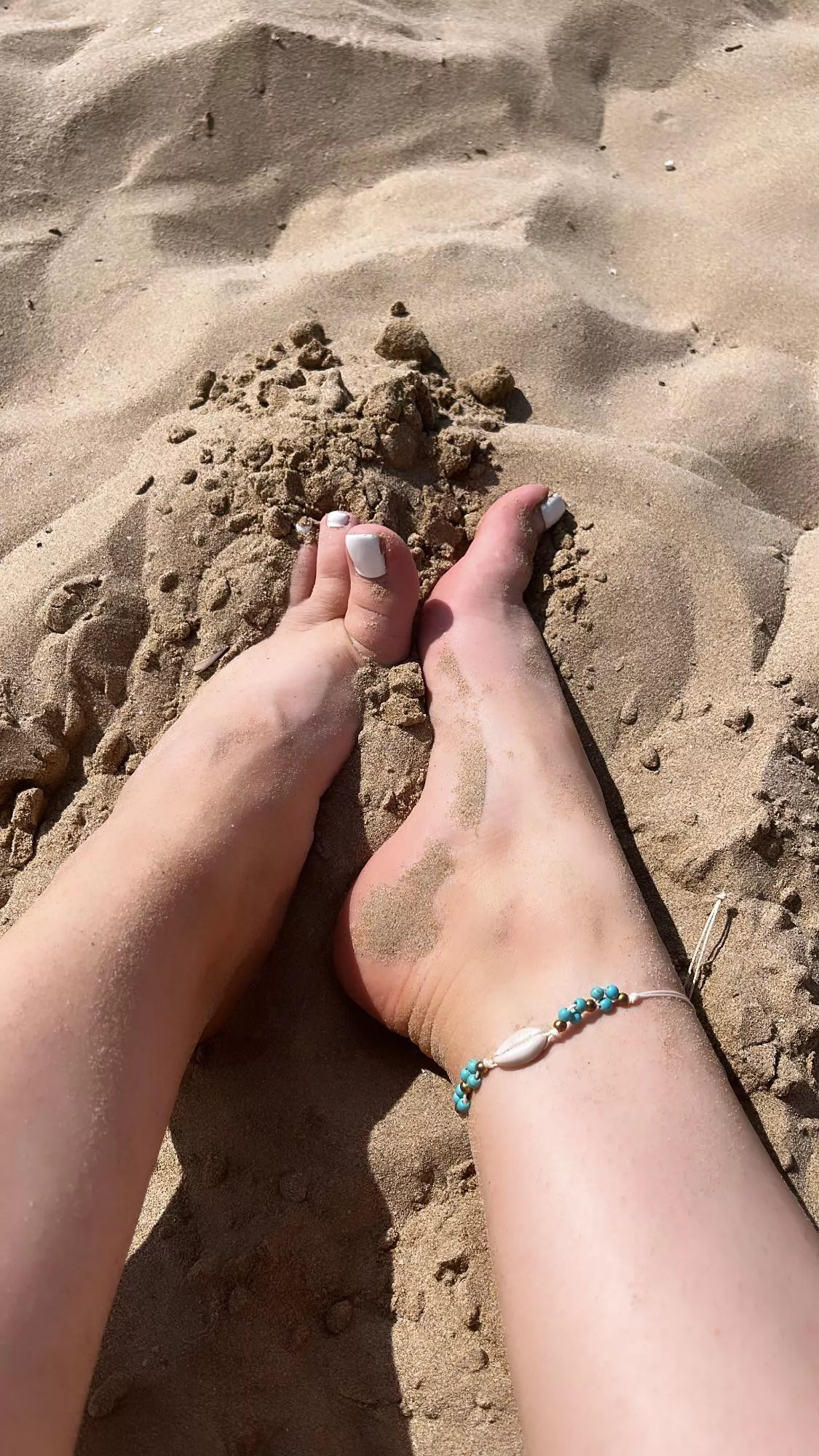 Rub my feet at the beach please bby ? ðŸ’¦