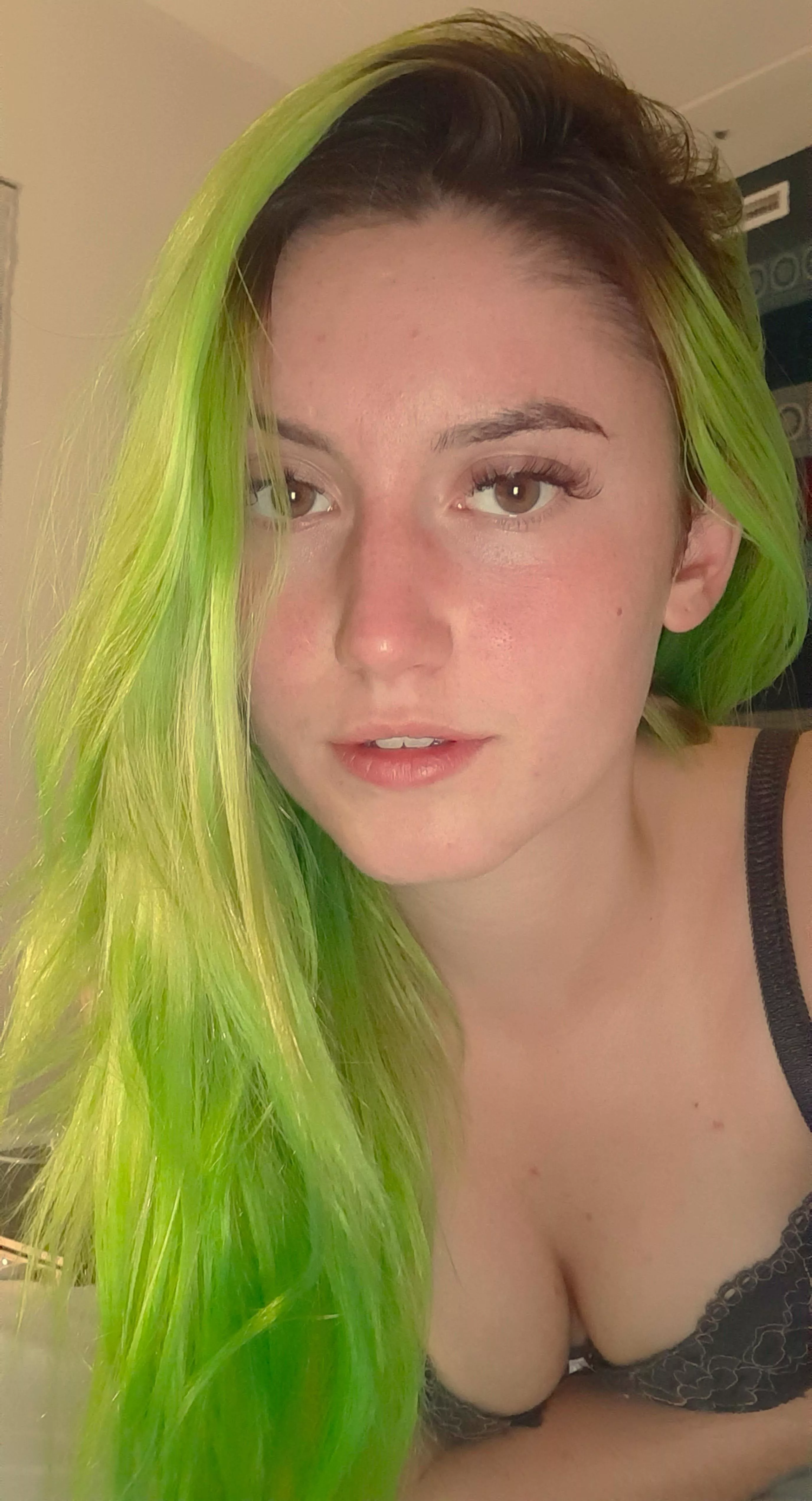 Barefaced and green hair, would you give me a try? ðŸ¥ºðŸ’š