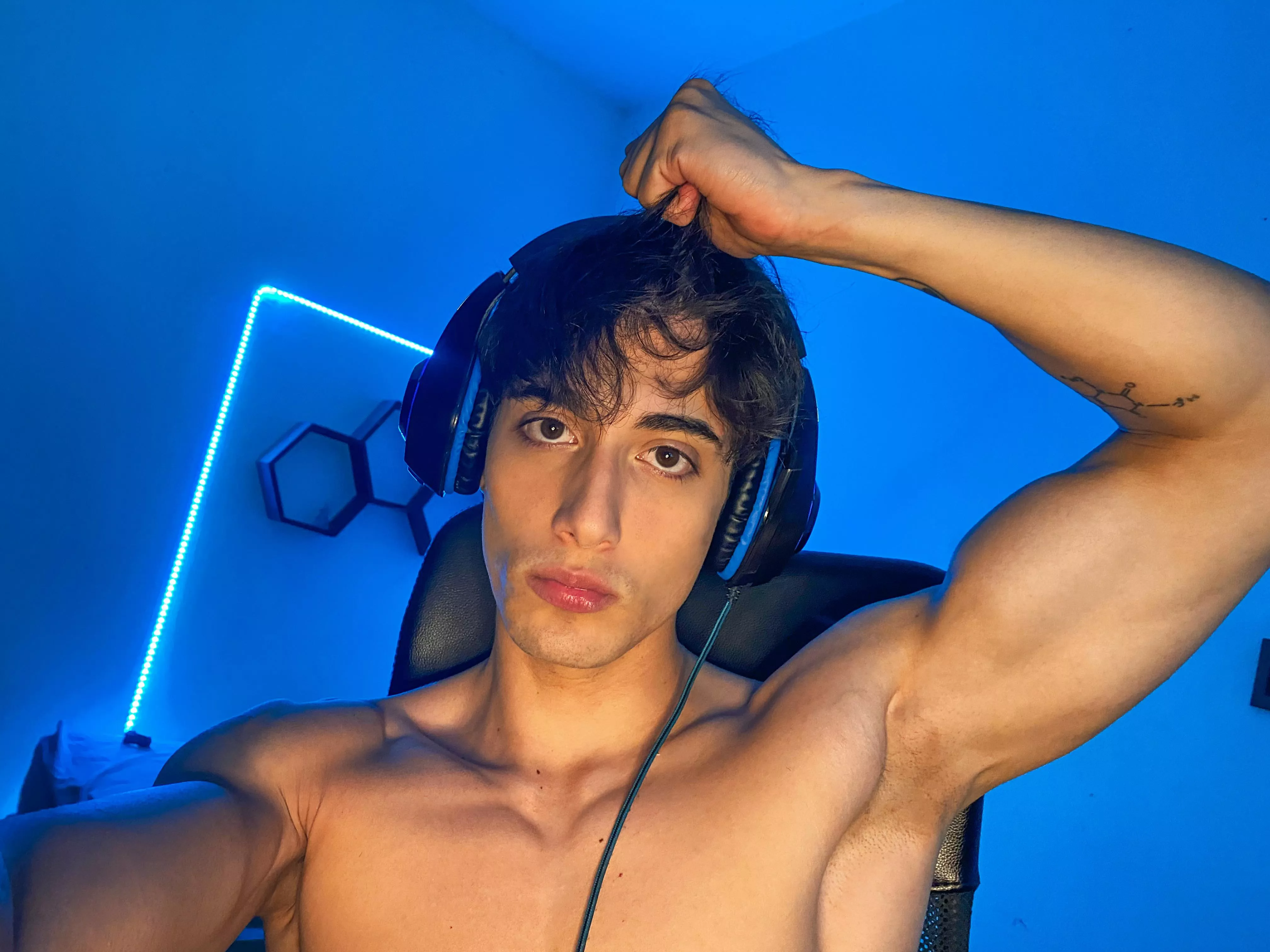 Do you like my shaved armpits? 🥵