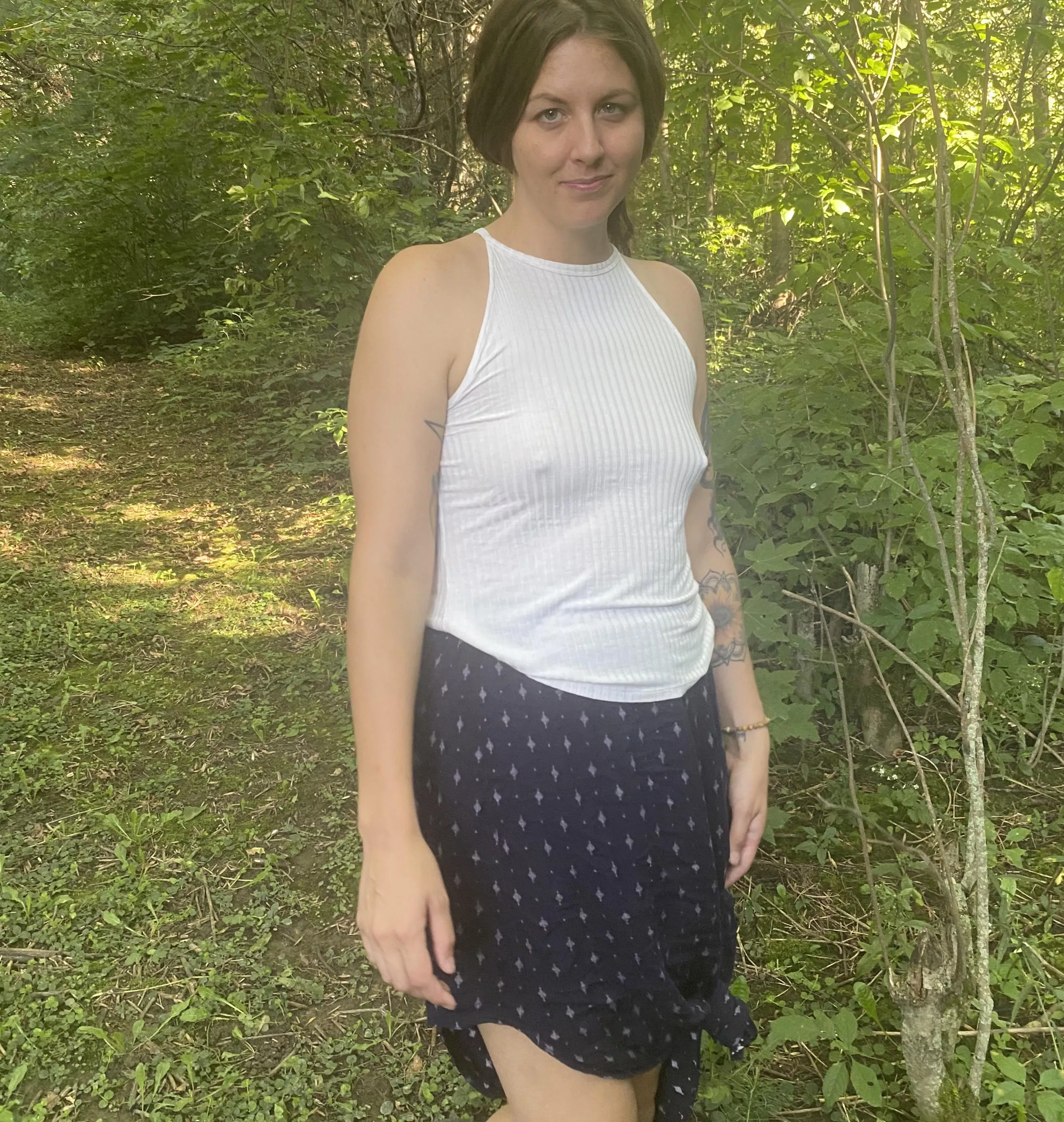 Jungle wanders sans bra