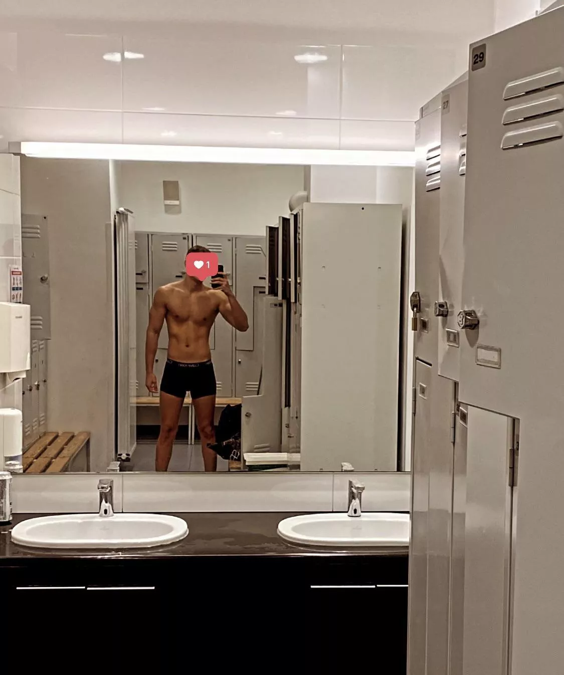 M19, lockerroom with communal shower