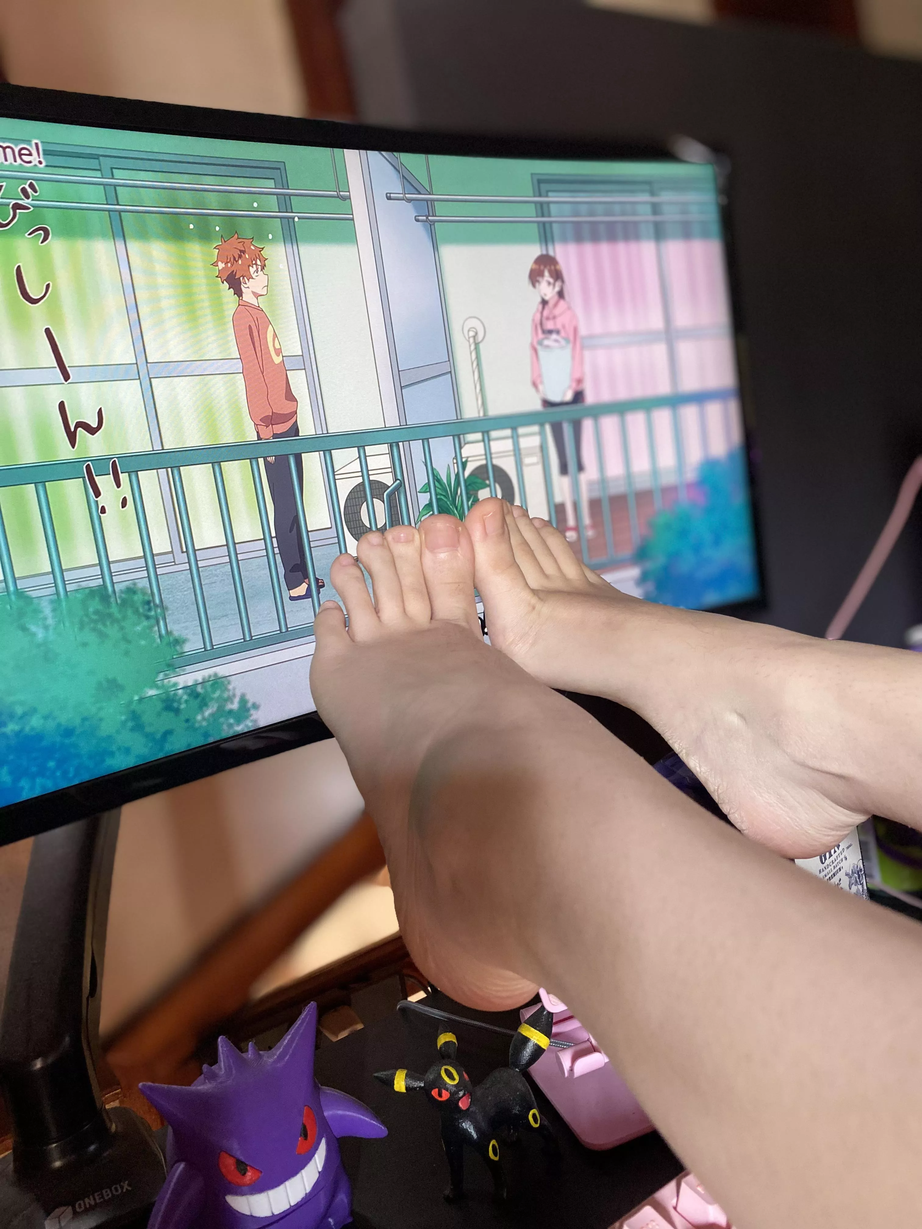 Admire my feet while watching anime🤭👉🏻👈🏻