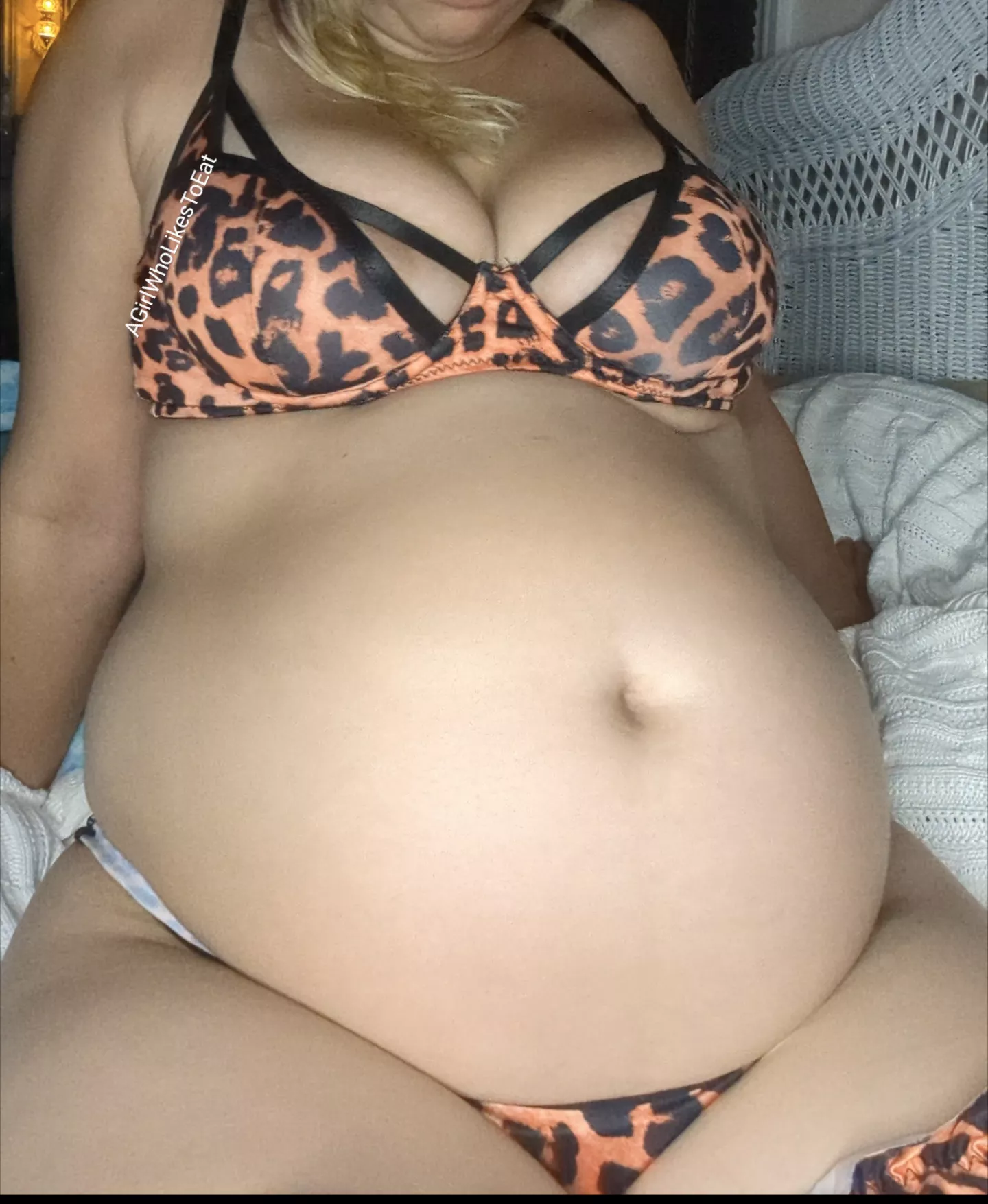 Belly looking soft and inviting to PUSH your face into ðŸ¤¤