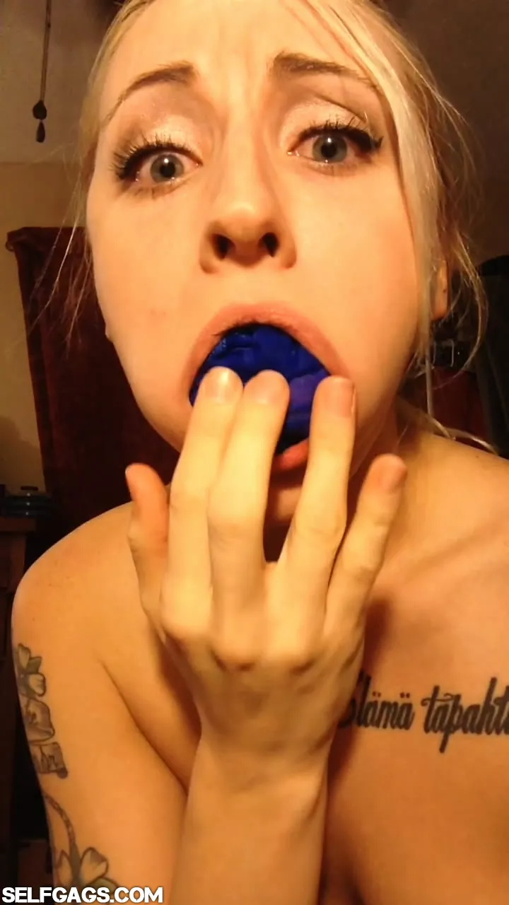 Dirty panties in her mouth?