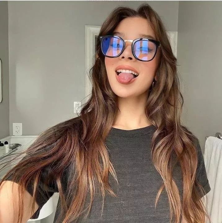 [Kik is Ltanrop] stroke your cock to Hailee Steinfeld for me?