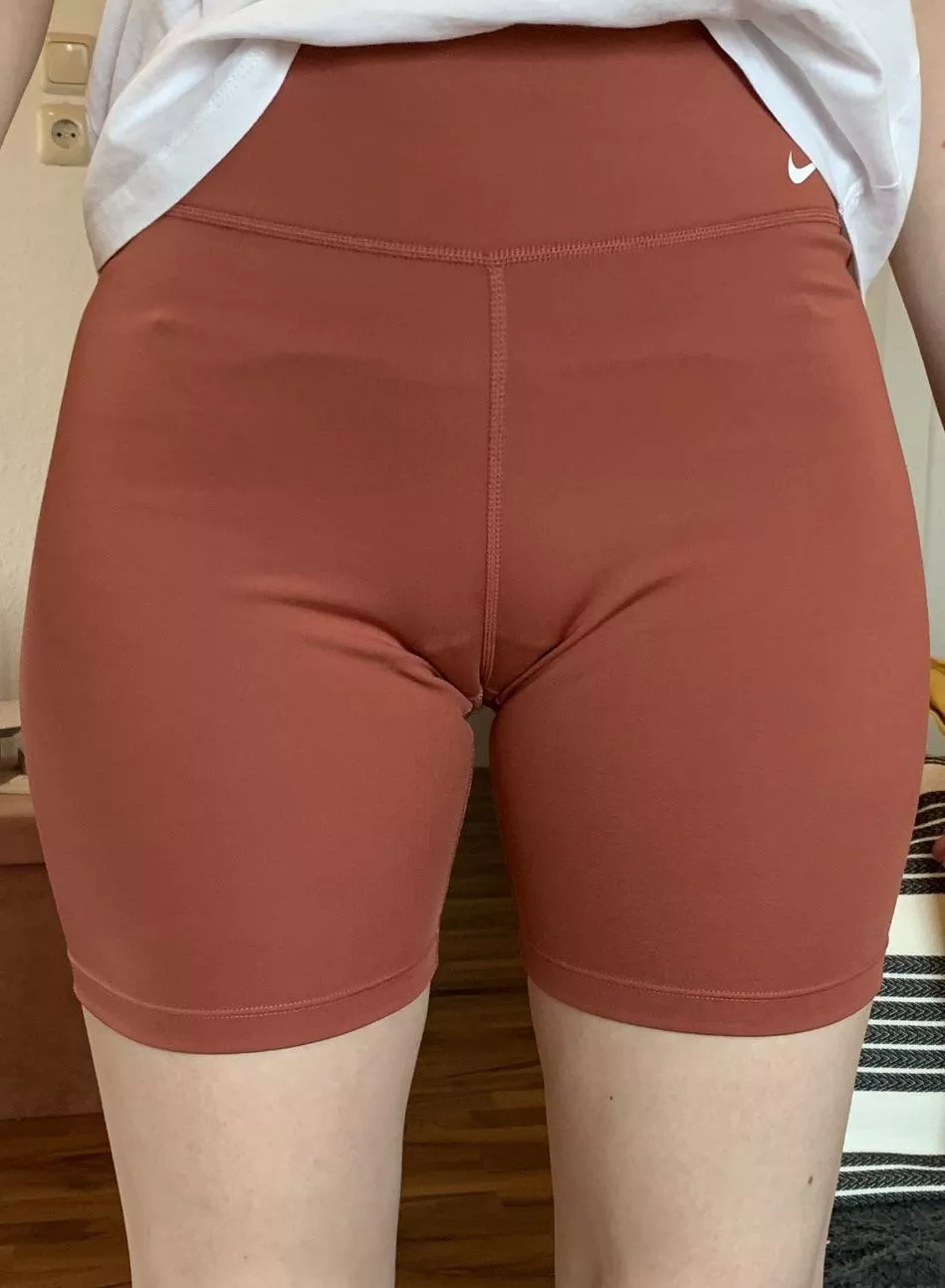 Leggings hugging GFs thong and her big lips - should I tell her? ðŸ¥µðŸ‘