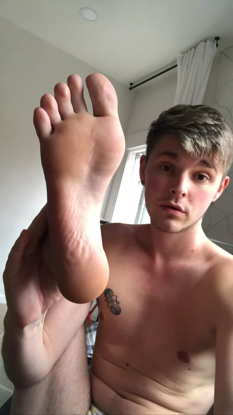 ��??Lick my soles.