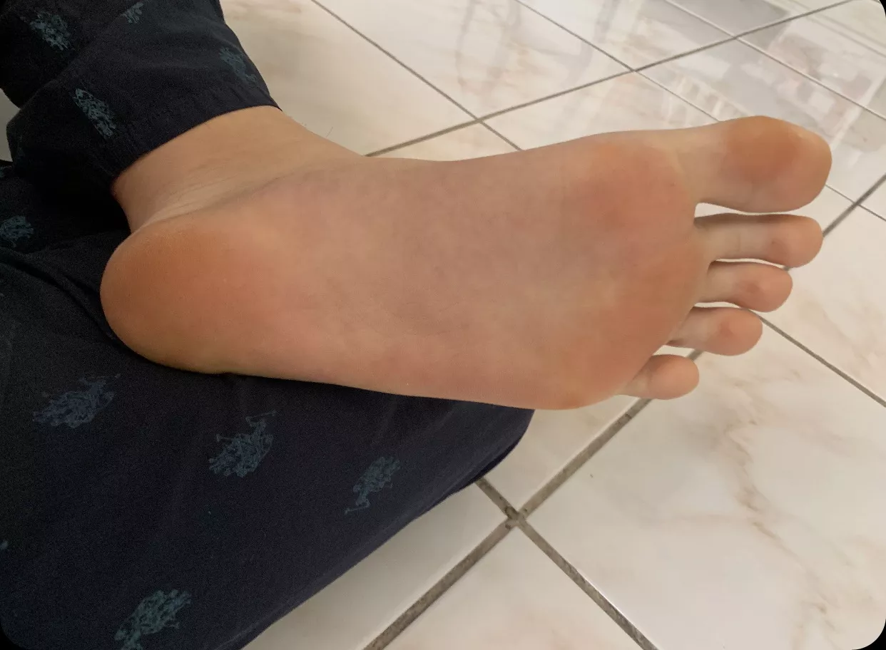 Size 9 with a fetish for huge feet??