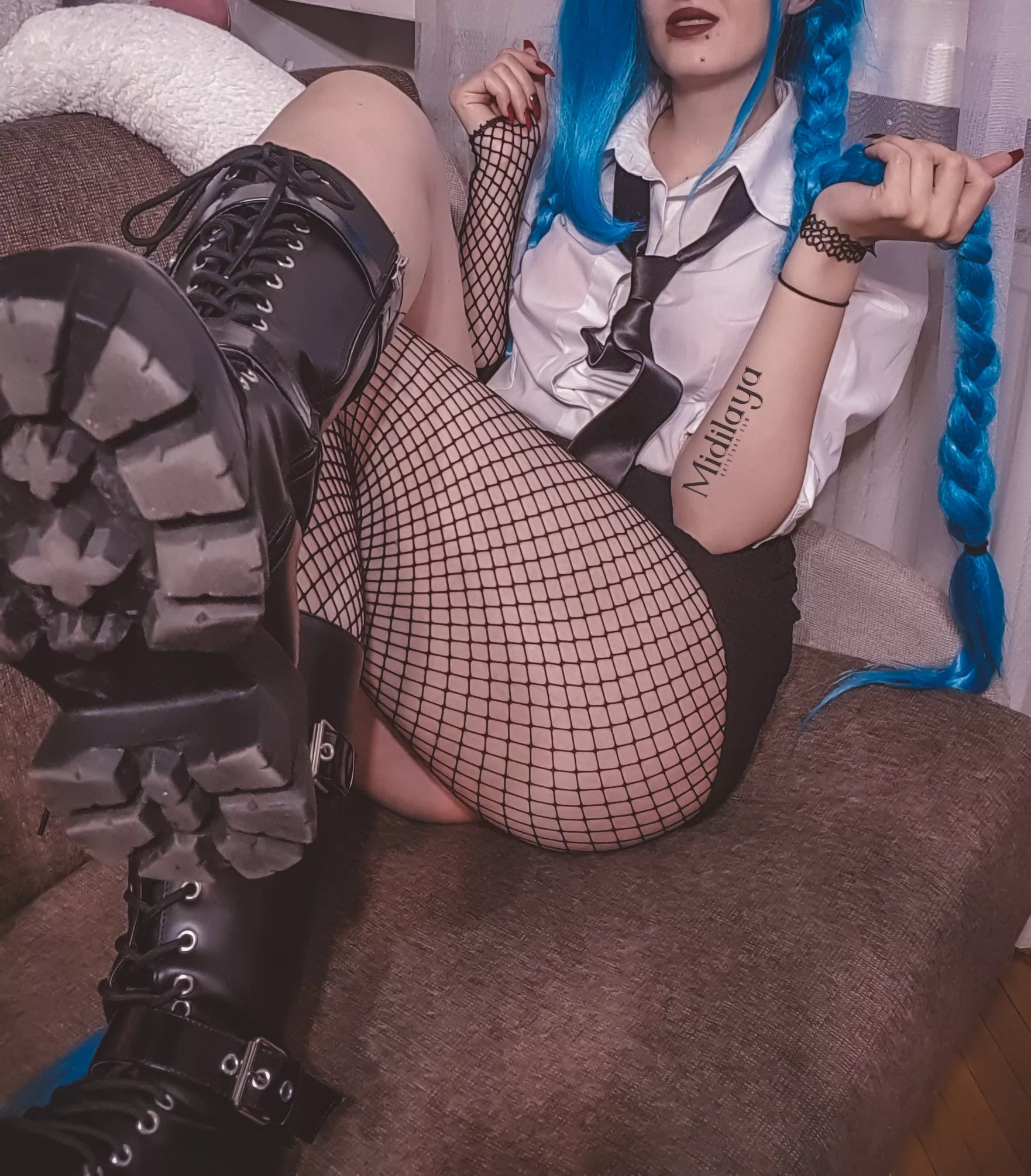 Crazy Jinx with her sexy butt 😈