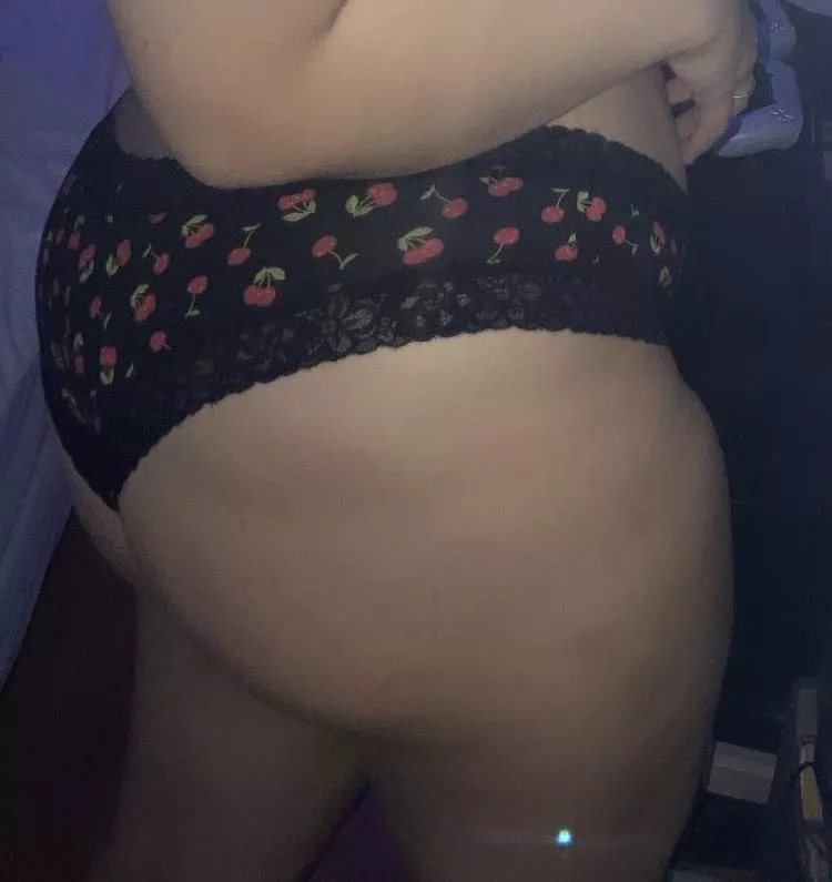 Come give this big booty a smack 💕