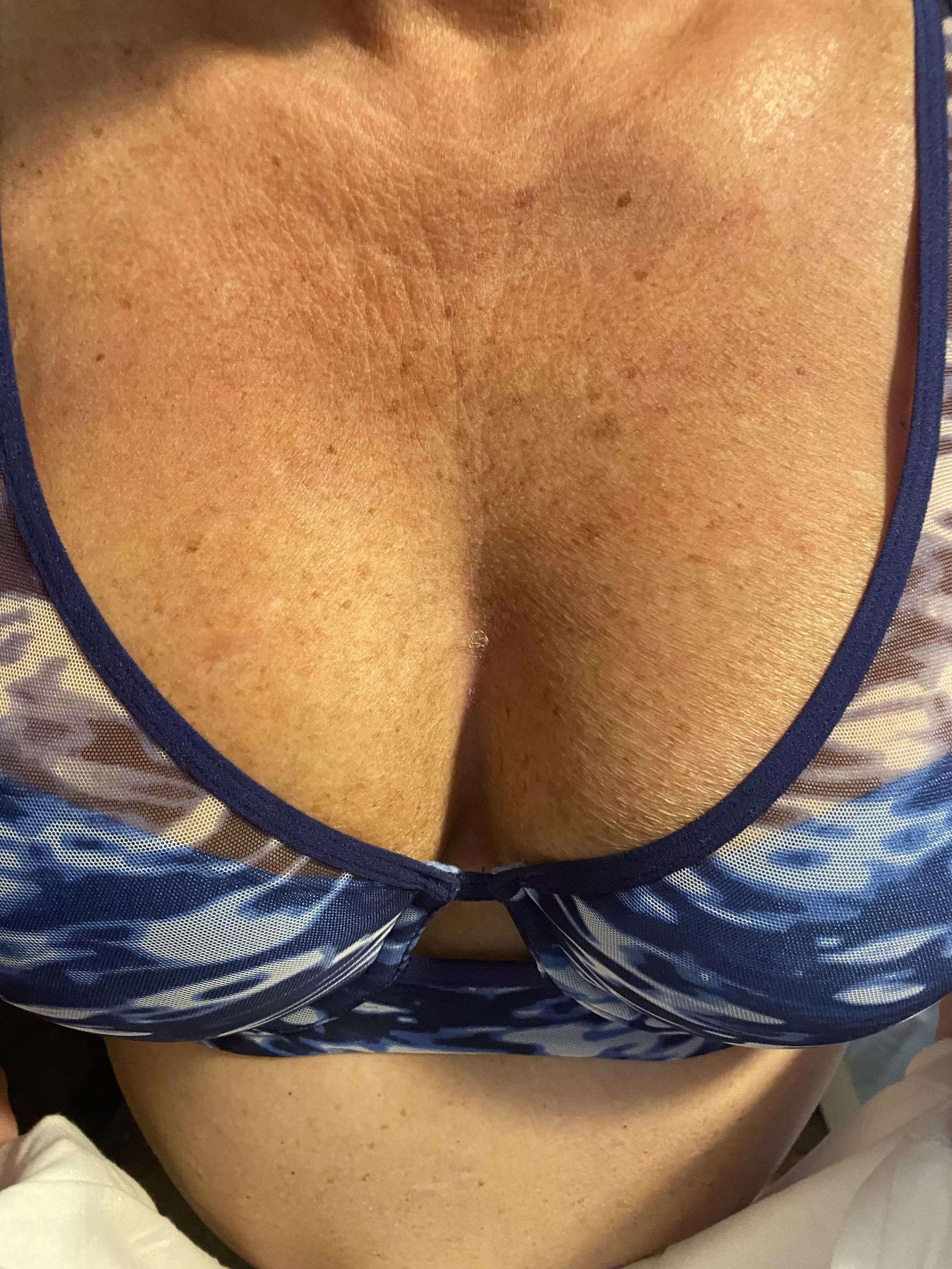 Gilf 60 a little cleavage