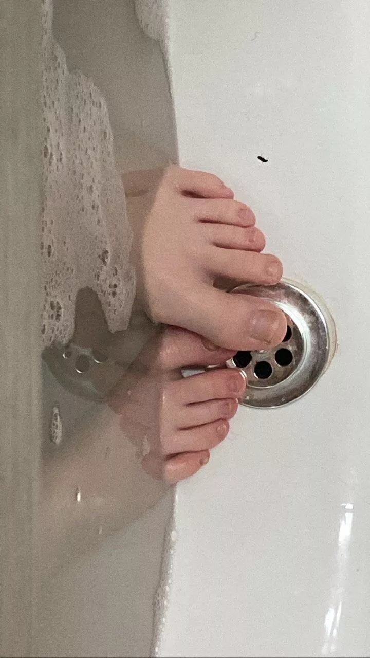 selling pictures of feet!(cheap)