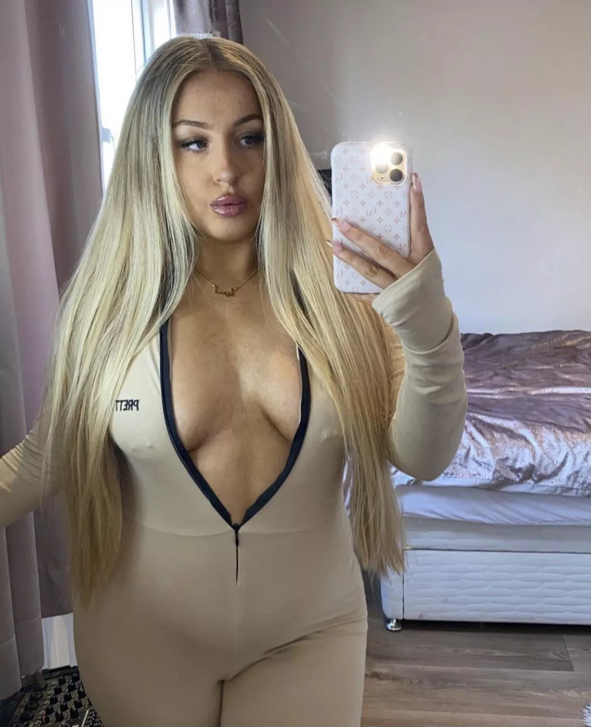 Thicc blonde chav