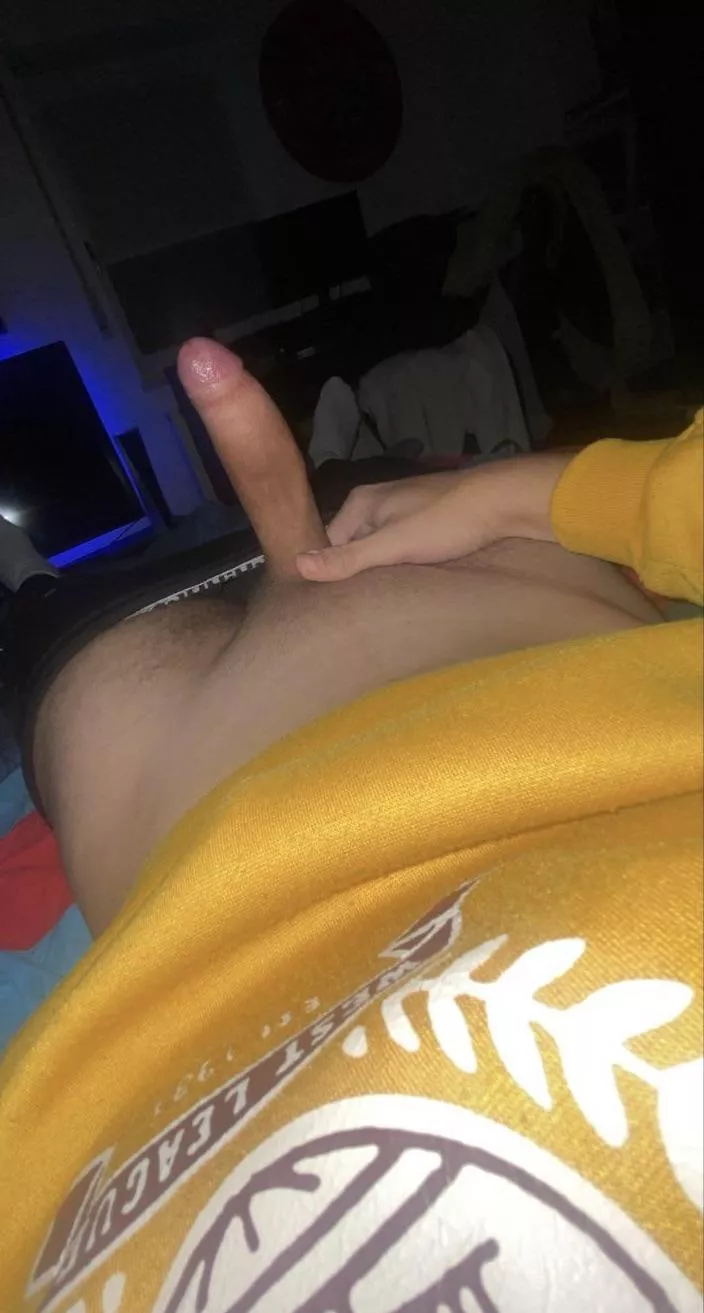 Upvote if my 18 yo dick is bigger than yoursðŸ˜Œ