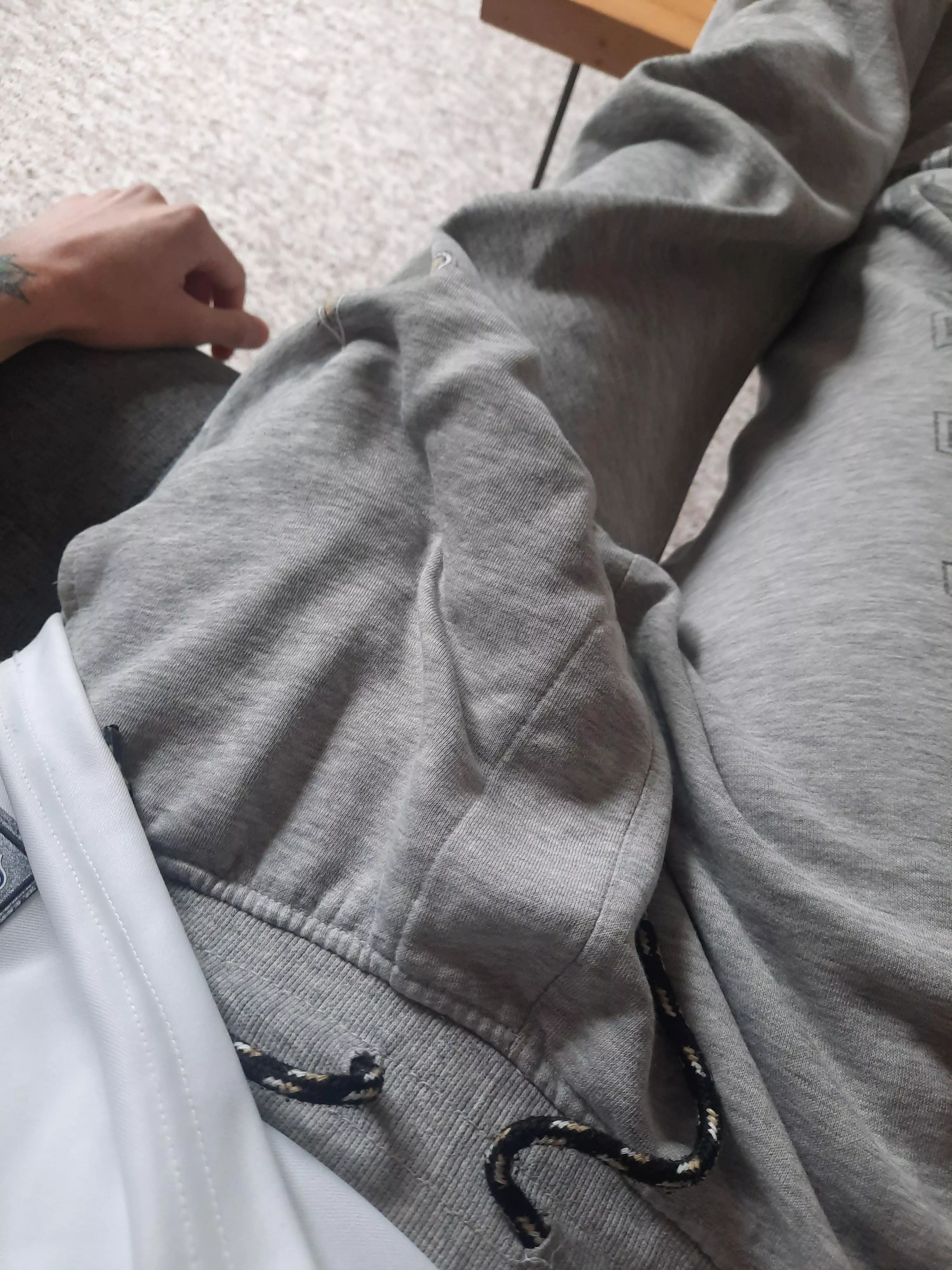 You can see the cut through the grey sweats