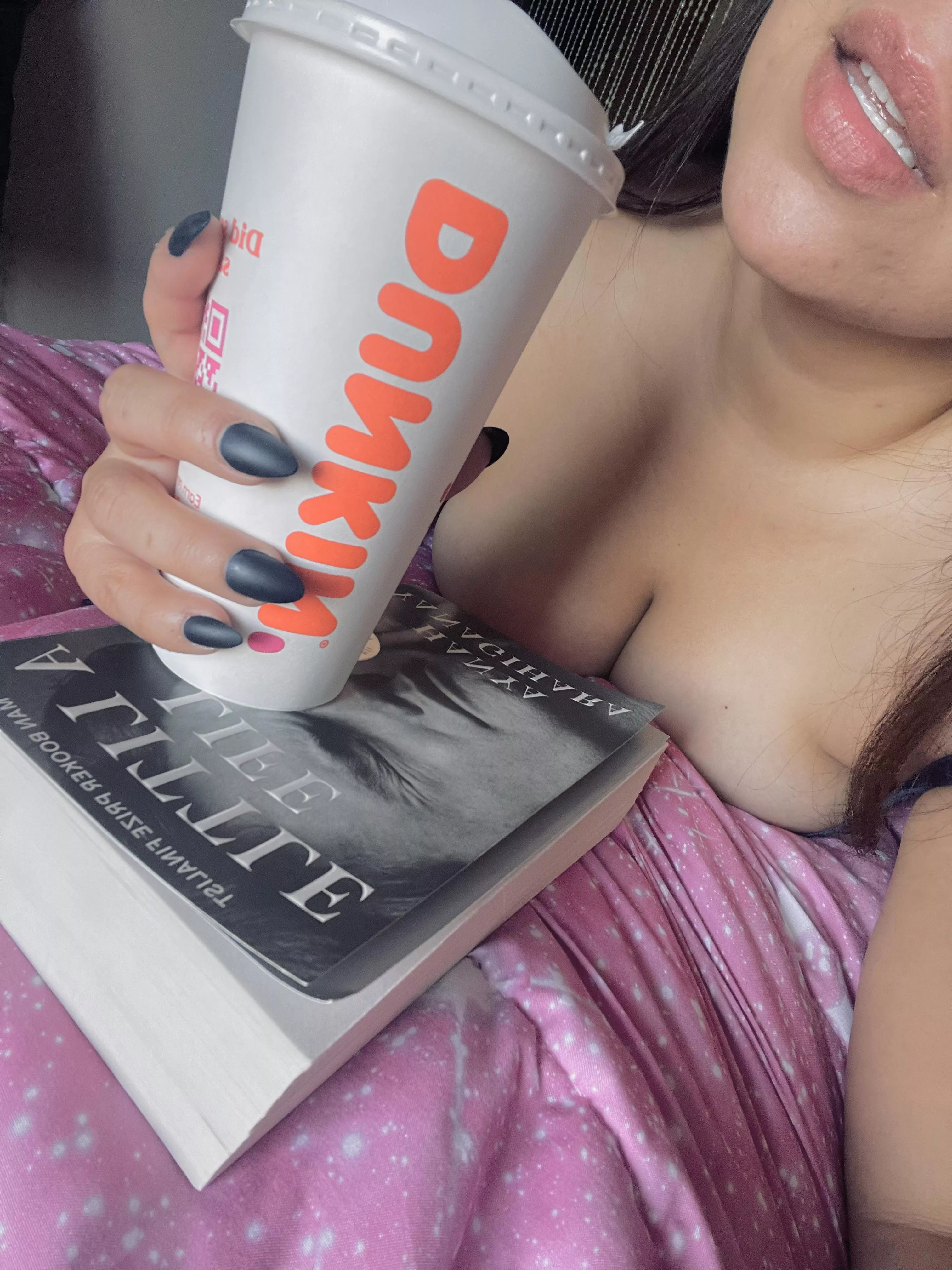 A little read, a little coffee and a little skin â™¥ï¸ join me? (F33)