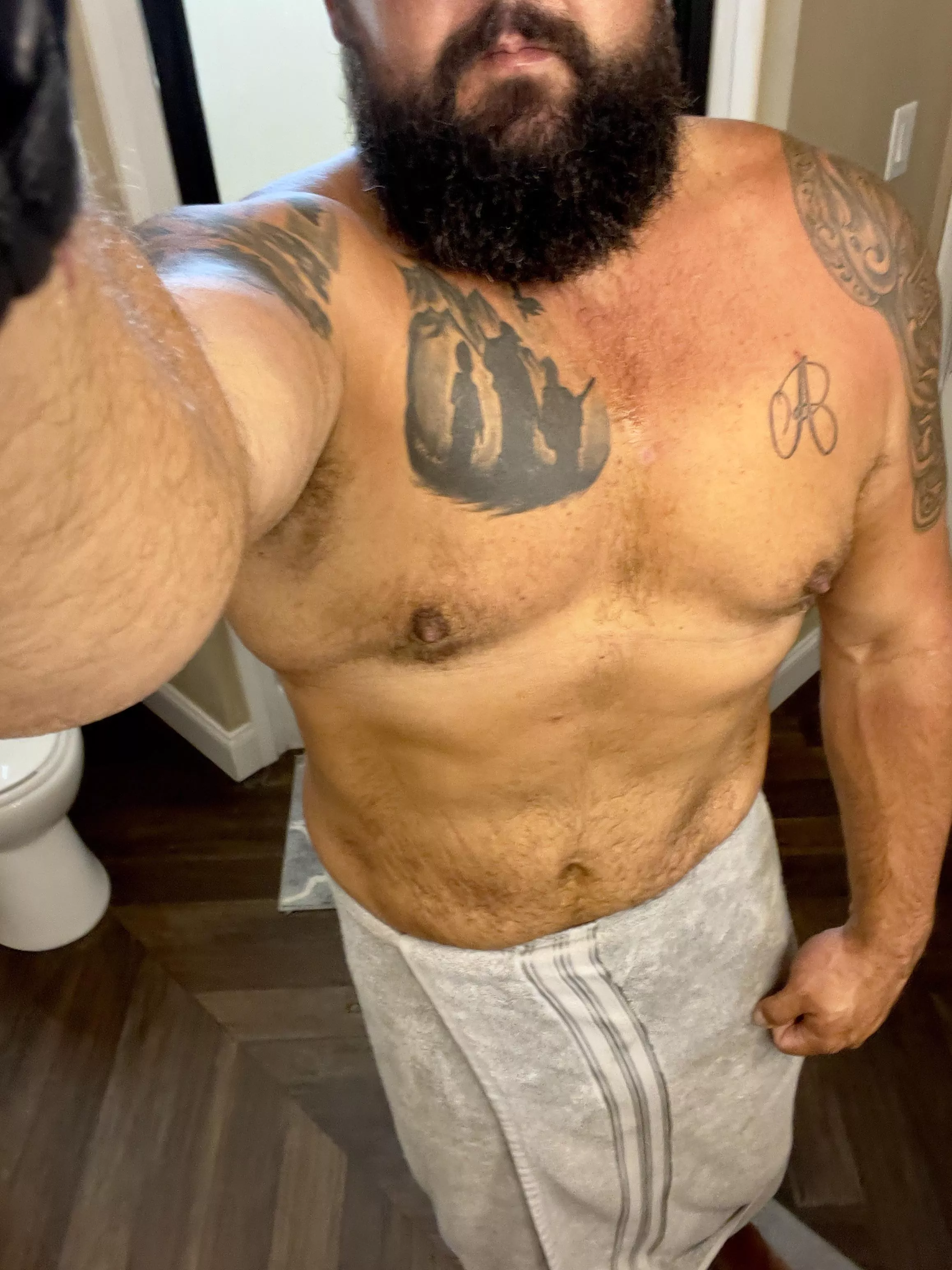 Beard âœ… Tattoosâœ… Dadbodâœ…