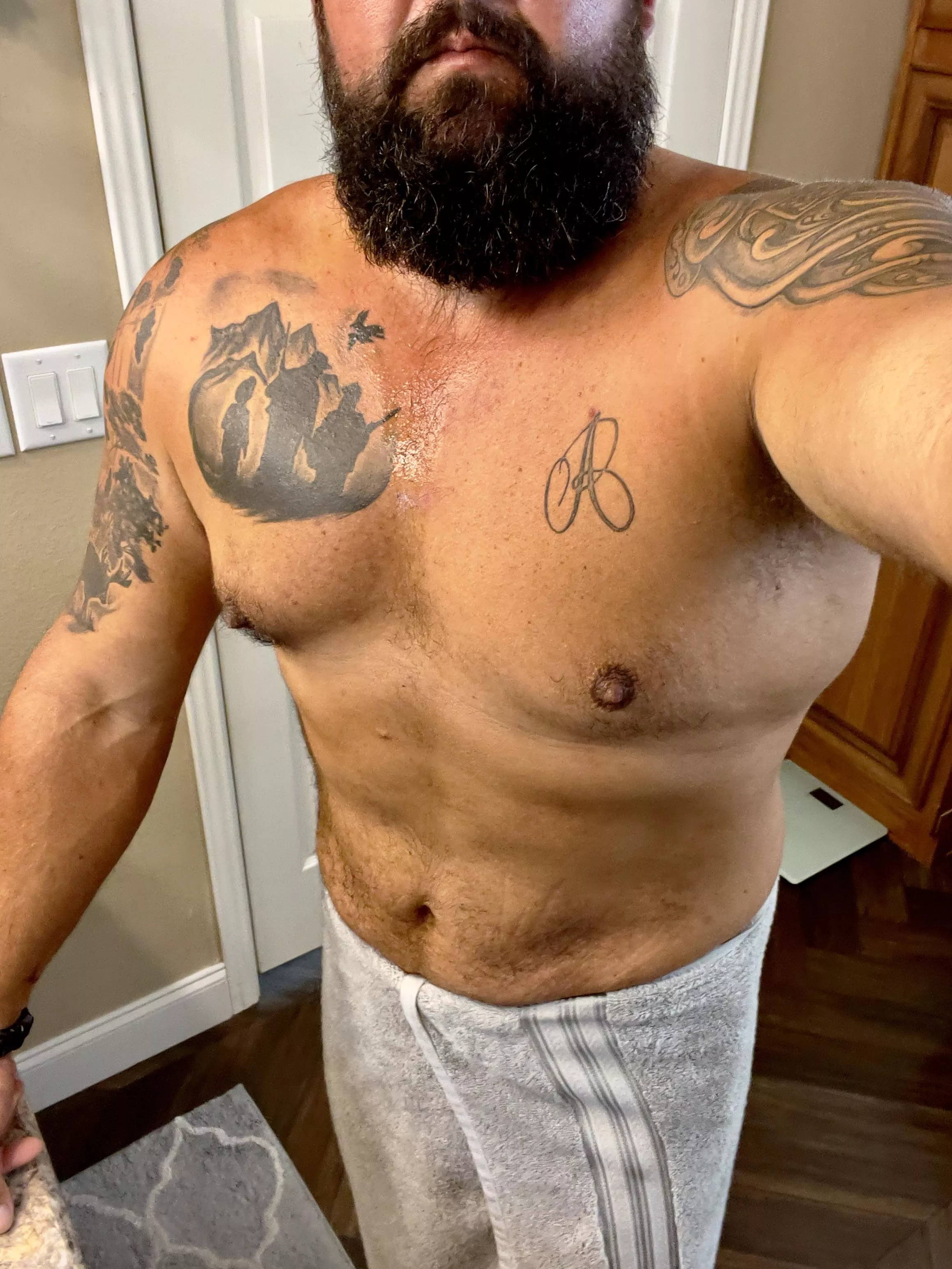 Beard âœ… Tattoosâœ… Dadbodâœ…