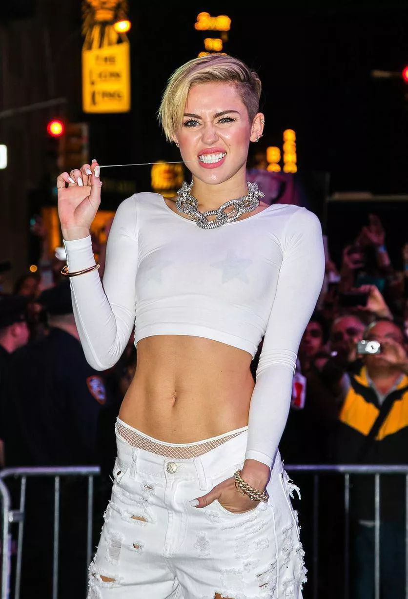 Miley Cyrus never fails to make me want to stroke with a bi bud.