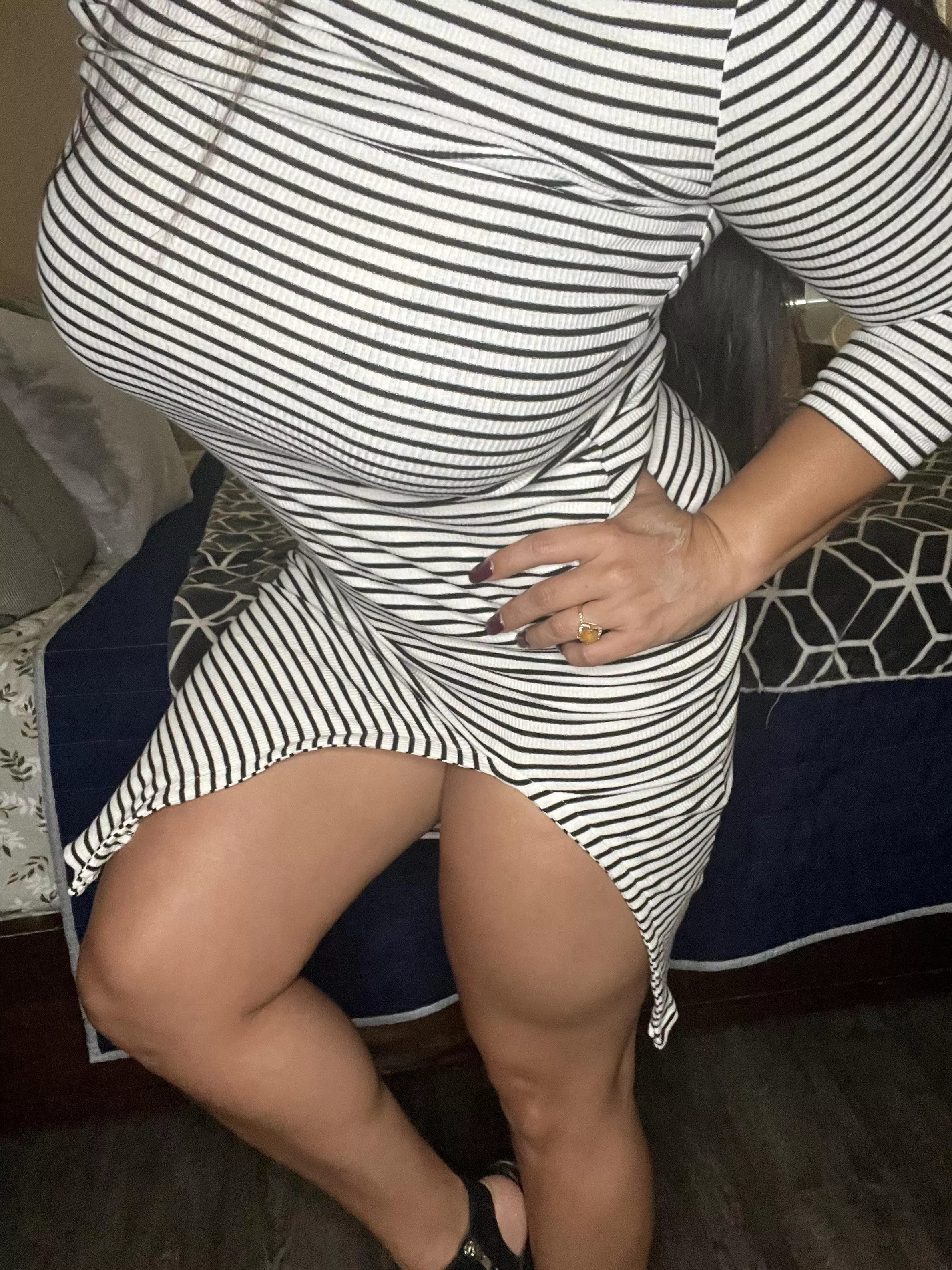 Sexy Latina Milf with all the goods. Pics, vids, Sext, customs, dick rates, JOI and more. Free OF in comments