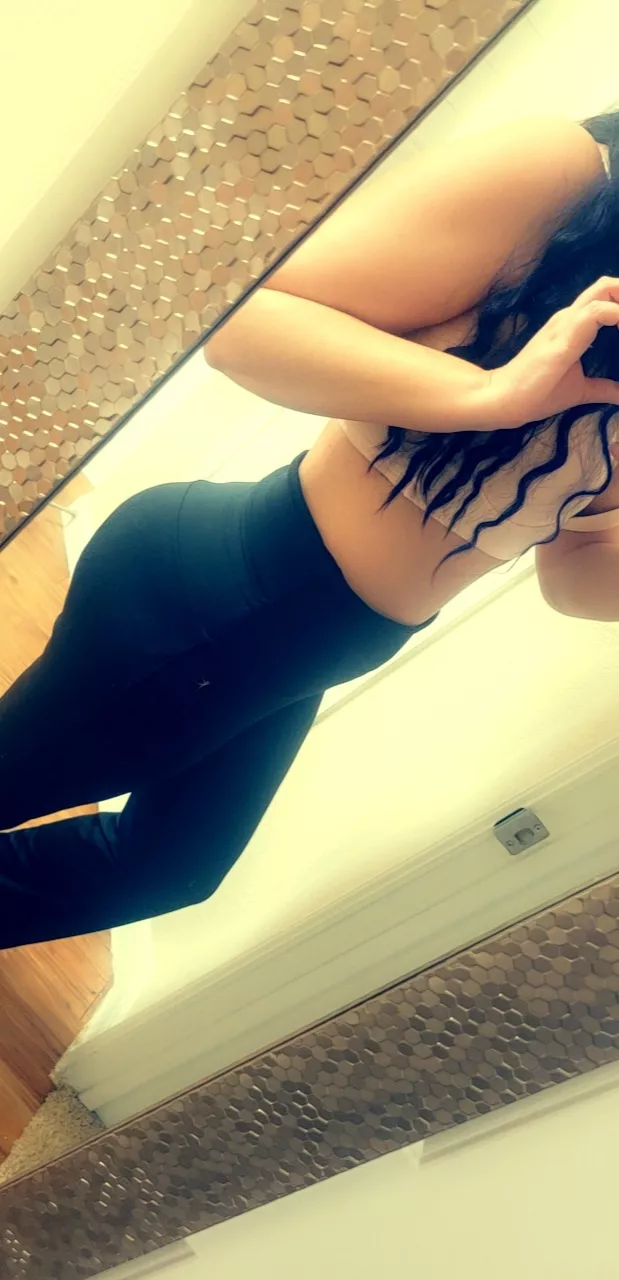 Cum on my ass in these yoga pants