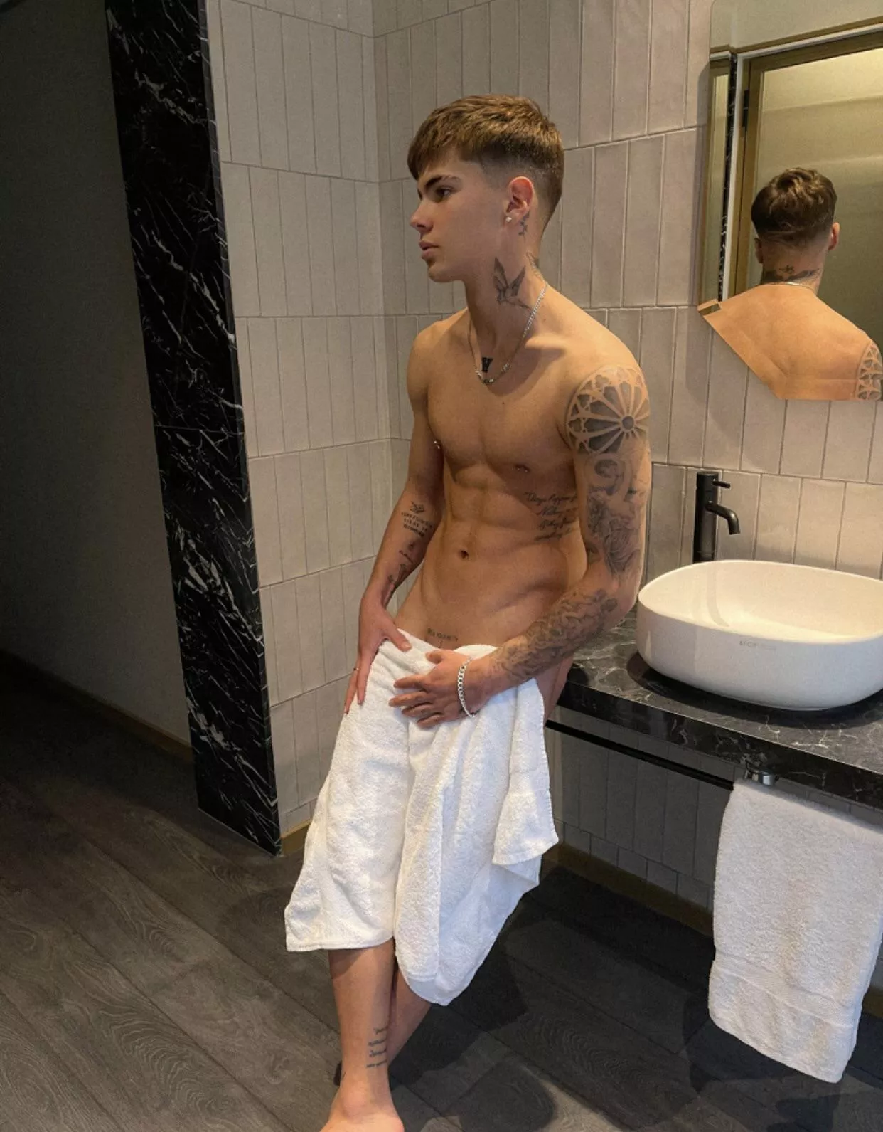 guess you’ll never guess who took this pic 😅 can you take the next one .. i take off the towel ..