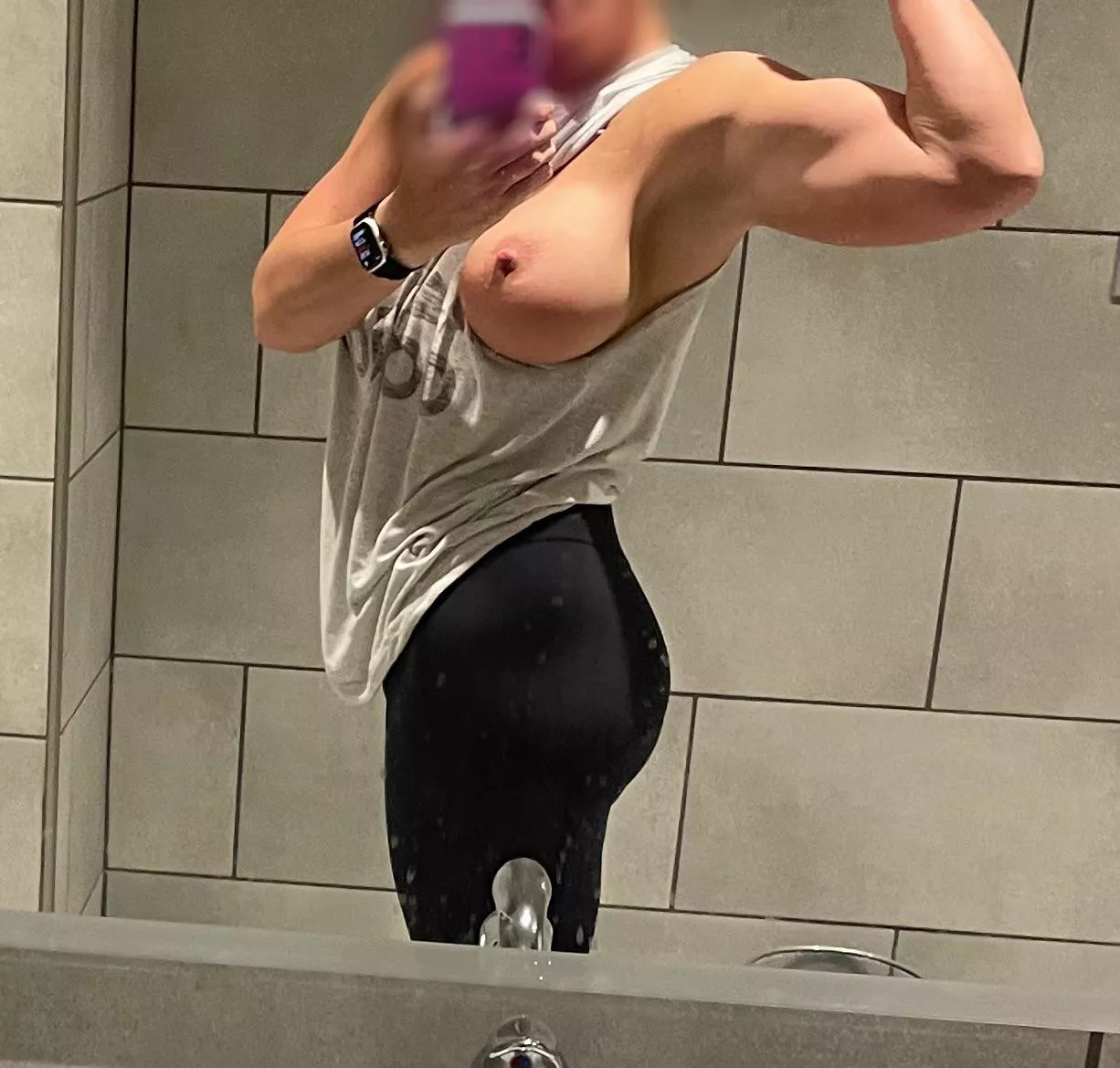 Bicep and boob 🤭