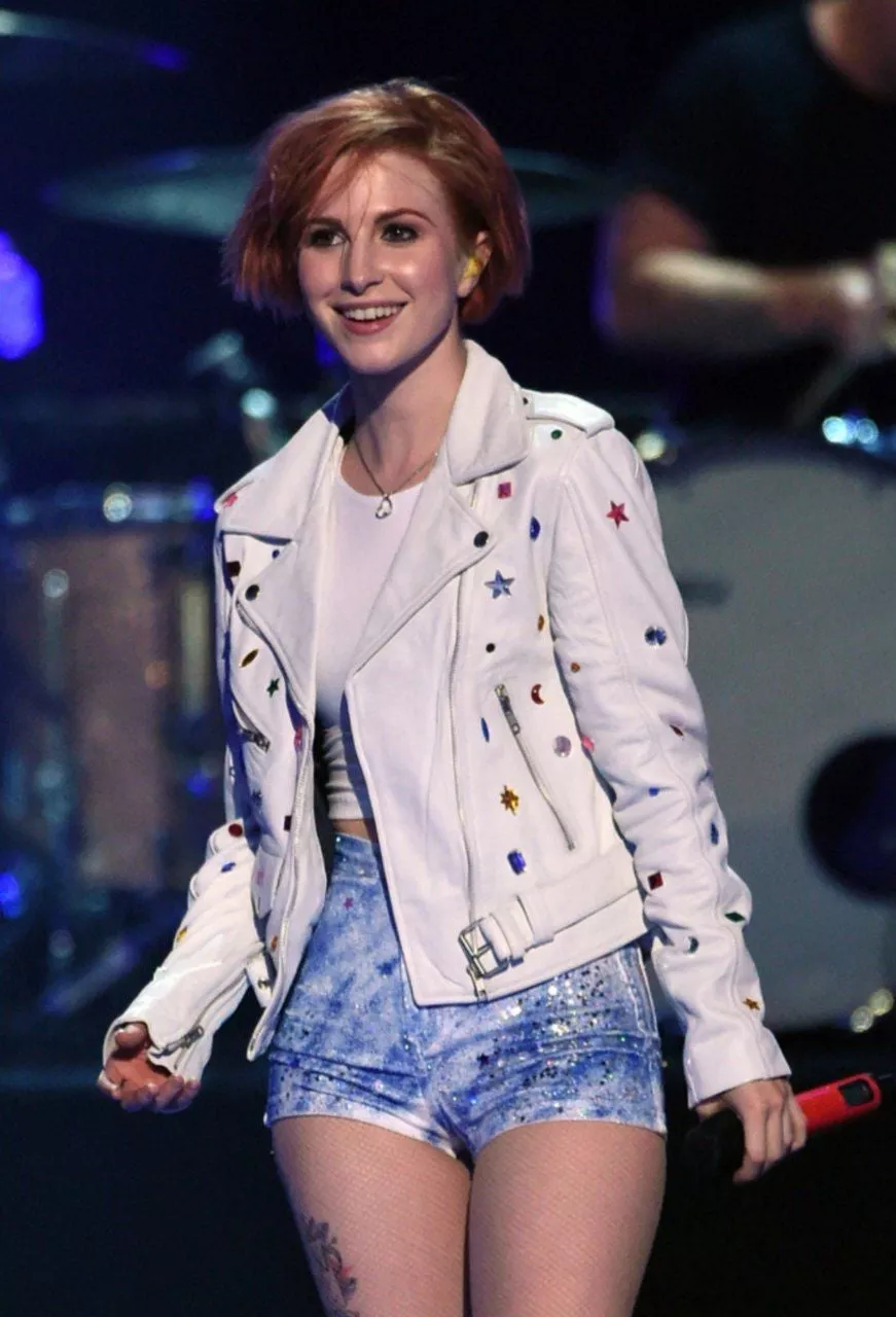 let's have a super bi threesome with Hayley Williams