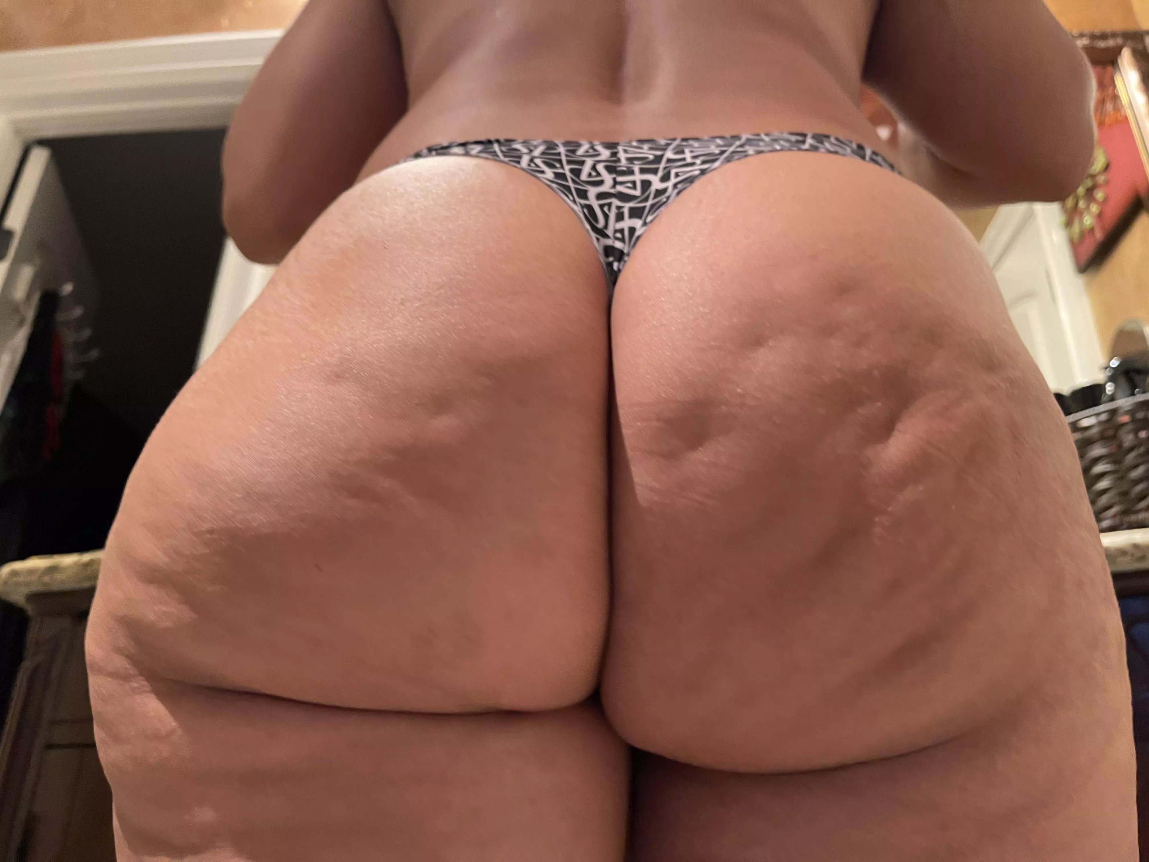 Hope you like Latina milf booty.