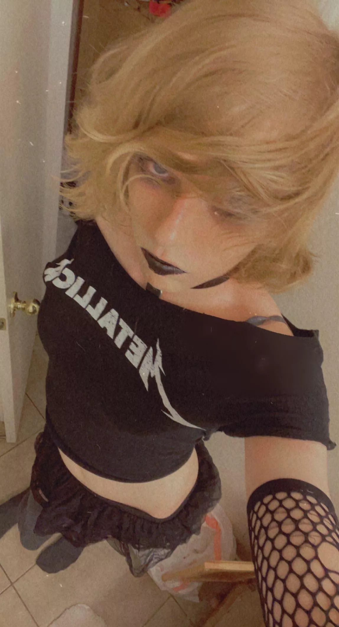 Room for a gothboi on Femboy Friday? 💜