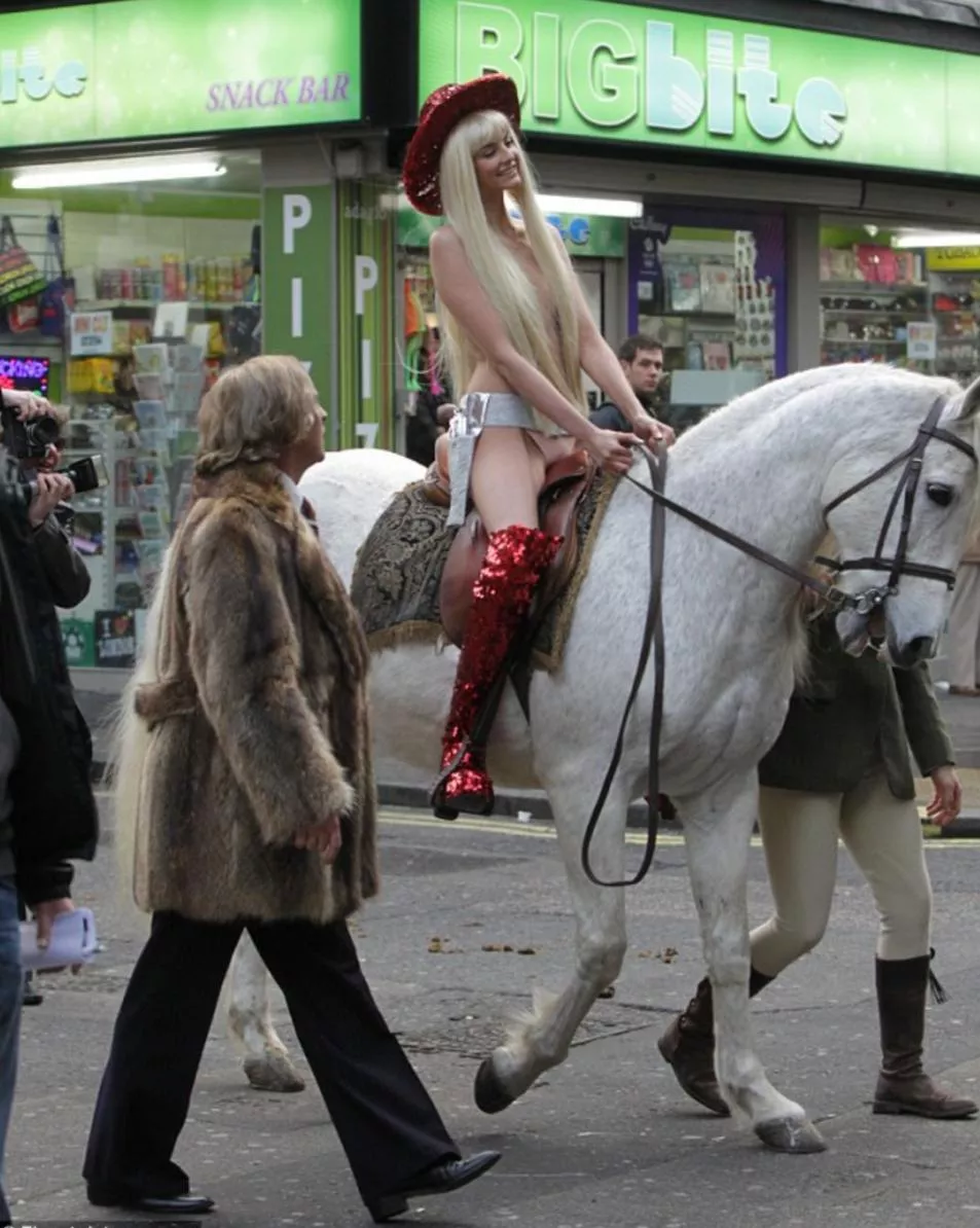 Tamsin Egerton on horseback