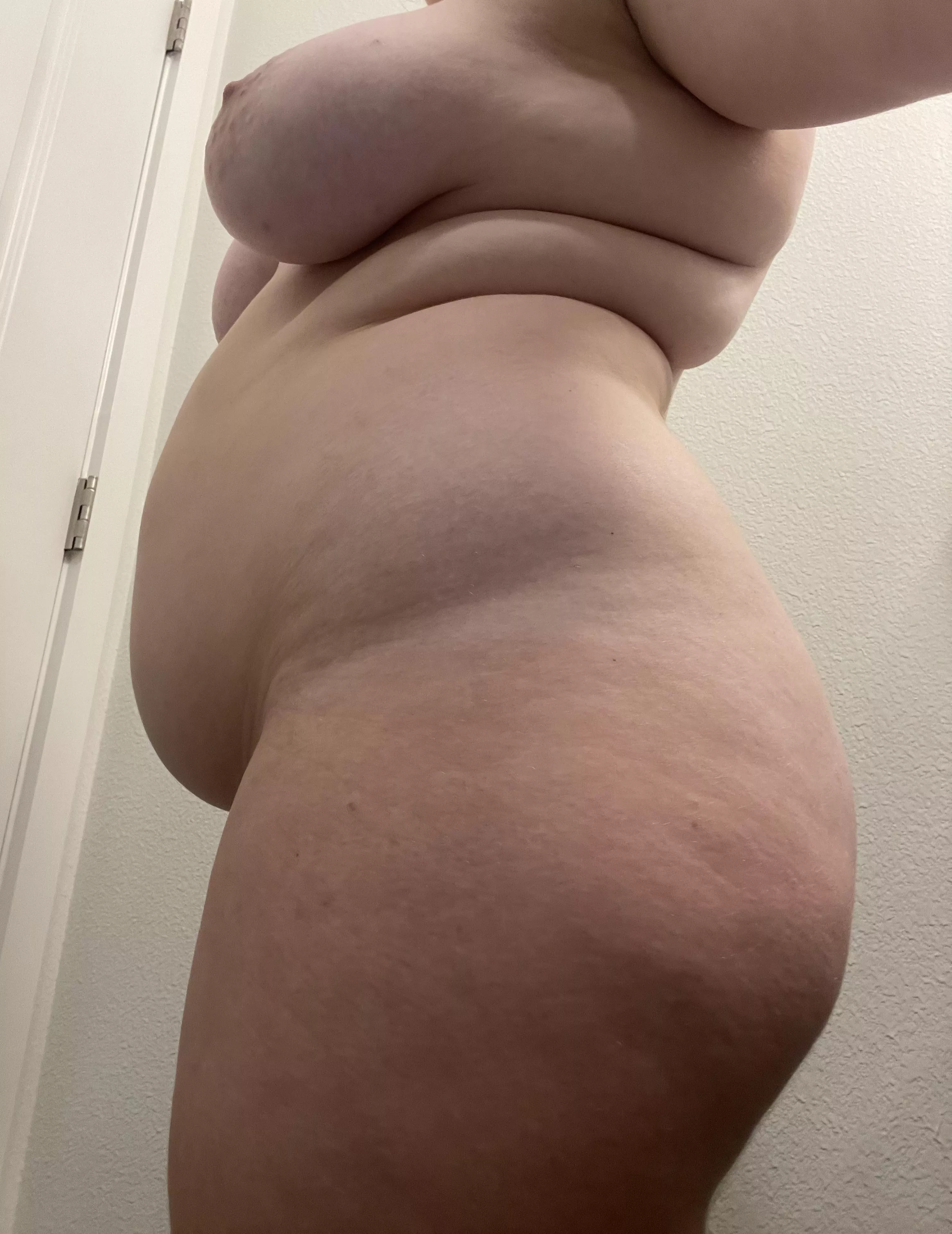 anyone wanna play with this chubby princess? 🥰