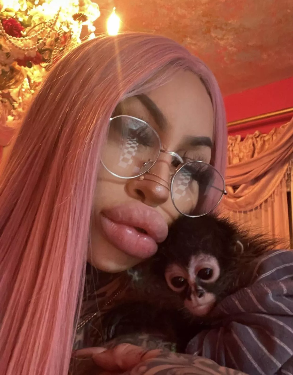 Bimbo holding monkey