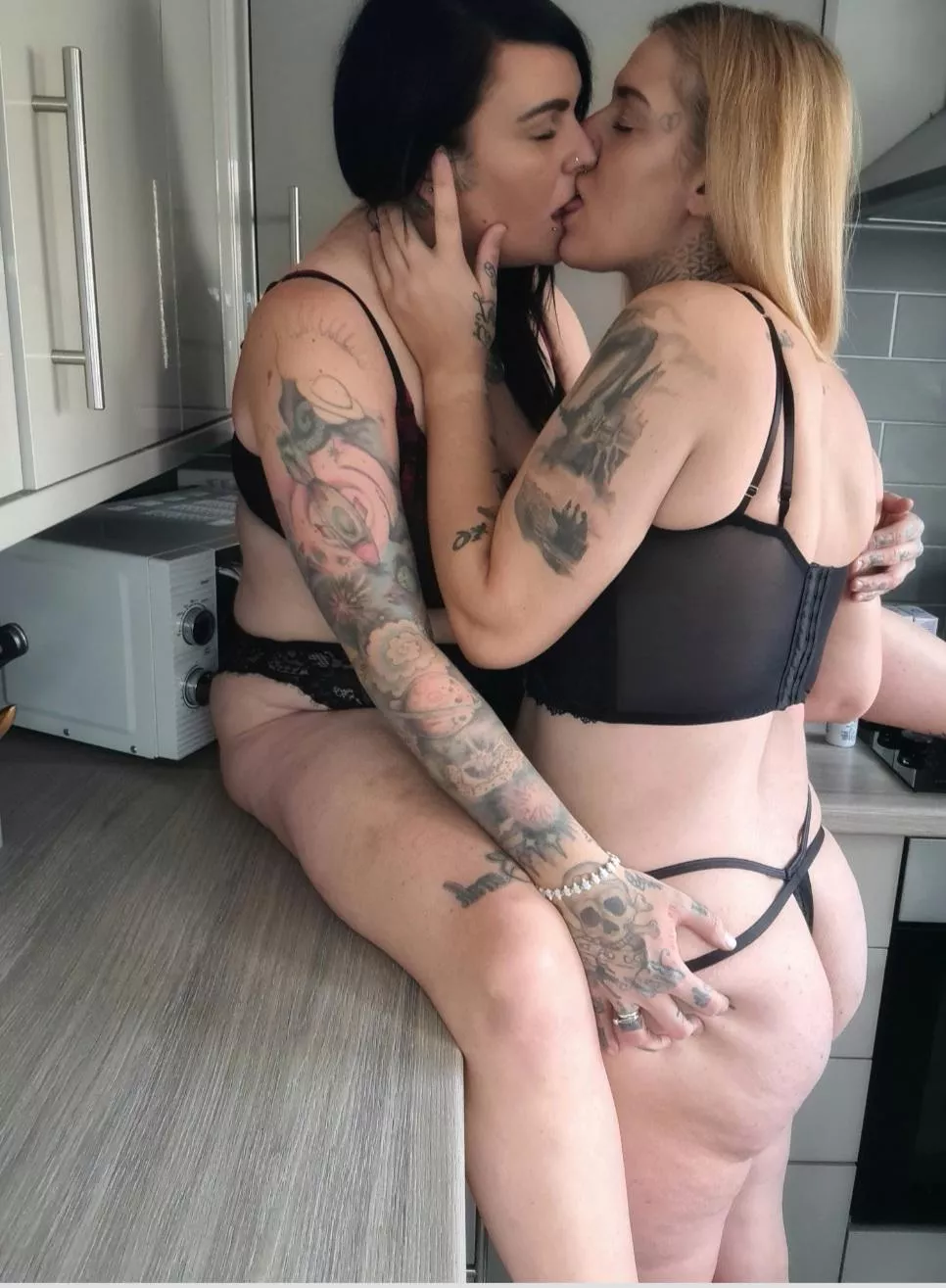 Married lesbian couple..Come play with us ðŸ˜ˆðŸ’¦