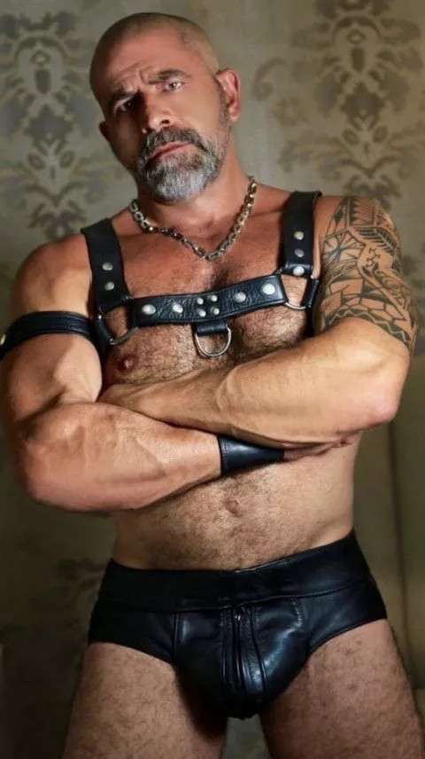 lookin' serious (x-post r/LeatherDaddies)