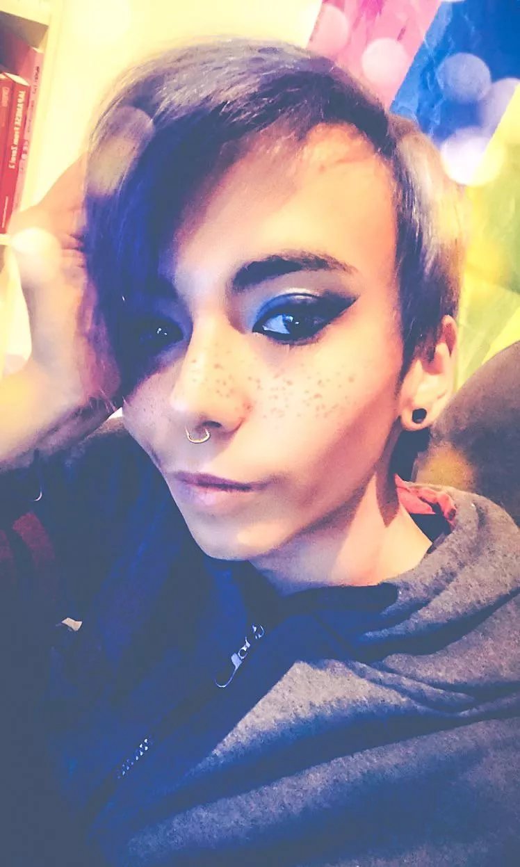 Playing around with makeup~ [He/They] <3