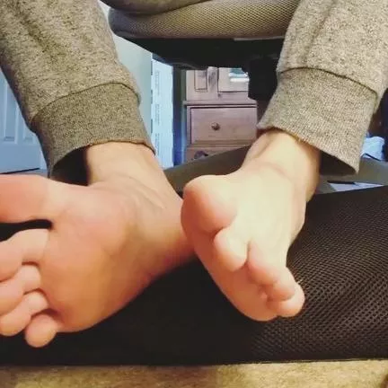 your view of my 🦶🏻🦶🏻 from under my desk