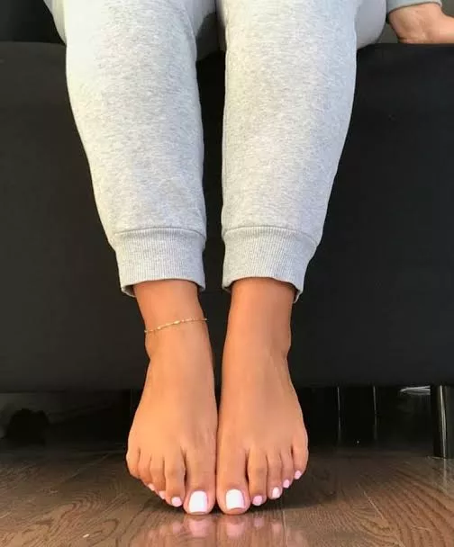 wanna see some feet?? Just send me a dm.