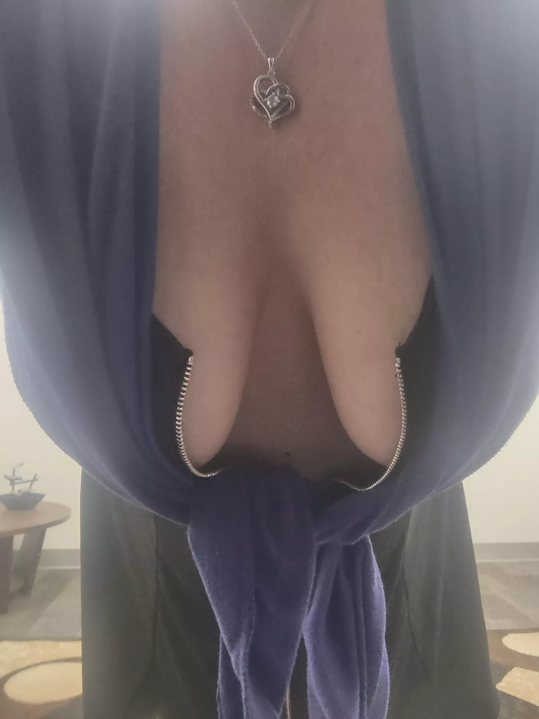 can you help me with the zipper? (f)