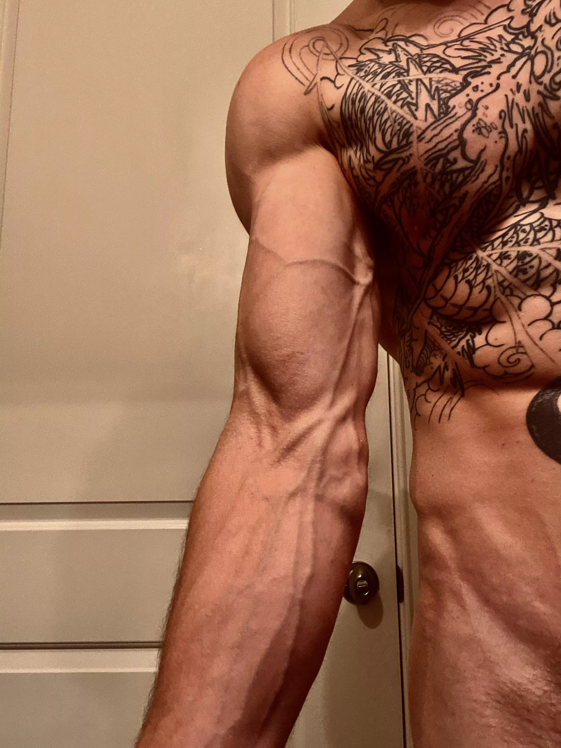 Forearms are popping, but donâ€™t overlook that shoulder